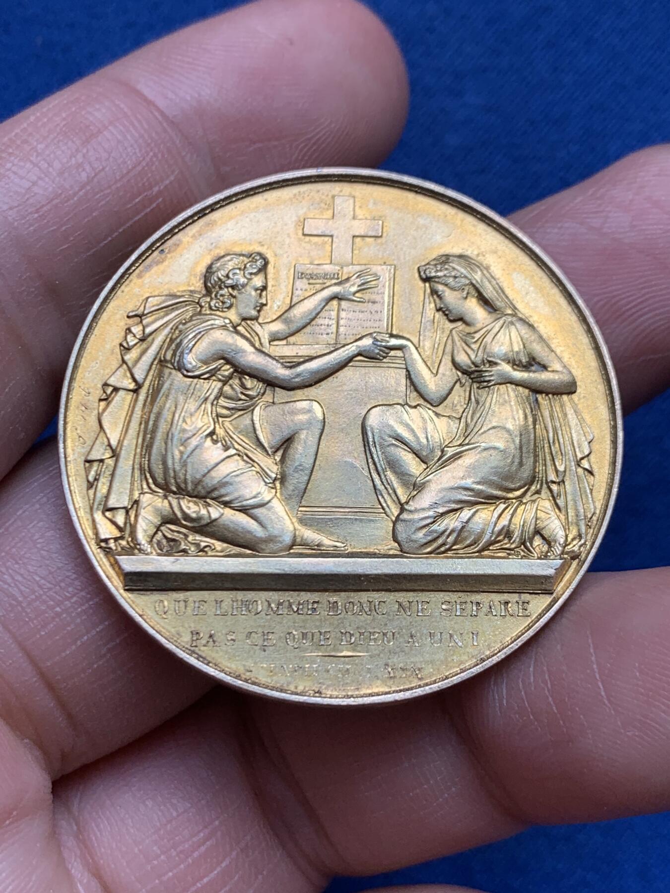 《竞宝斋》第482场 周日，周一 2场连拍 （全场包邮）20级店铺 欢迎送拍 1916年法国主题婚礼纪念镀金银章，正面铭文译“婚姻是上帝的旨意，不可分开”西方婚礼中的经典誓言，背面玫瑰花环围绕，象征着爱情与忠贞。直径：38.5mm，重：23.65g