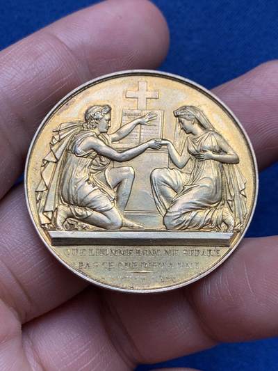 《竞宝斋》第482场 周日，周一 2场连拍 （全场包邮）20级店铺 欢迎送拍 - 1916年法国主题婚礼纪念镀金银章，正面铭文译“婚姻是上帝的旨意，不可分开”西方婚礼中的经典誓言，背面玫瑰花环围绕，象征着爱情与忠贞。直径：38.5mm，重：23.65g