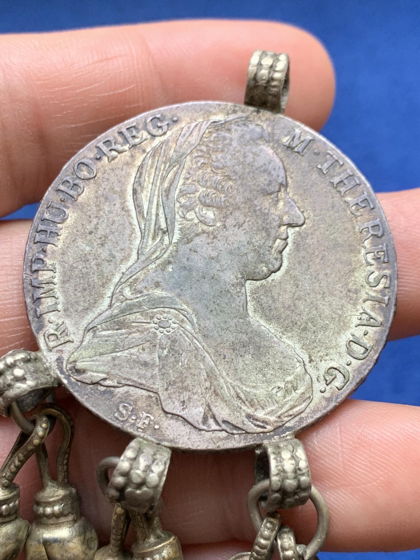 《竞宝斋》第482场 周日，周一 2场连拍 （全场包邮）20级店铺 欢迎送拍 奥匈帝国后铸双须版大奶妈银币吊坠，重36.5克，原味老包浆，早期的款式。