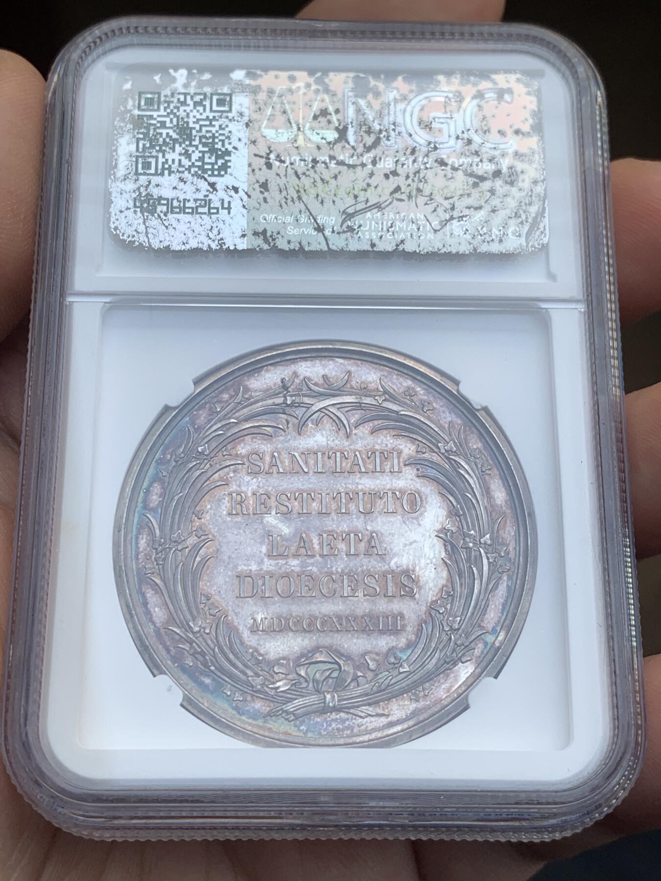 《竞宝斋》第482场 周日，周一 2场连拍 （全场包邮）20级店铺 欢迎送拍 NGC MS63 德国 1833年科隆费迪南德奥古斯塔主教纪念大银章，加厚盒，人物高浮雕，炫五彩包浆，早期德国高艺术性银章，细节雕刻极佳。盒子右侧有损，细节见图。