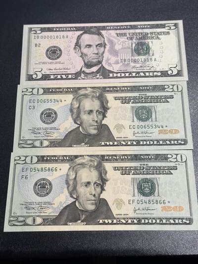 《外钞收藏家》第六百二十九期（精品场）（长期征集拍品、欢迎藏友们联系合作） 美国彩版2006年5美元倒置号、千位号1818+2004年20美元2张补号一起 全新UNC