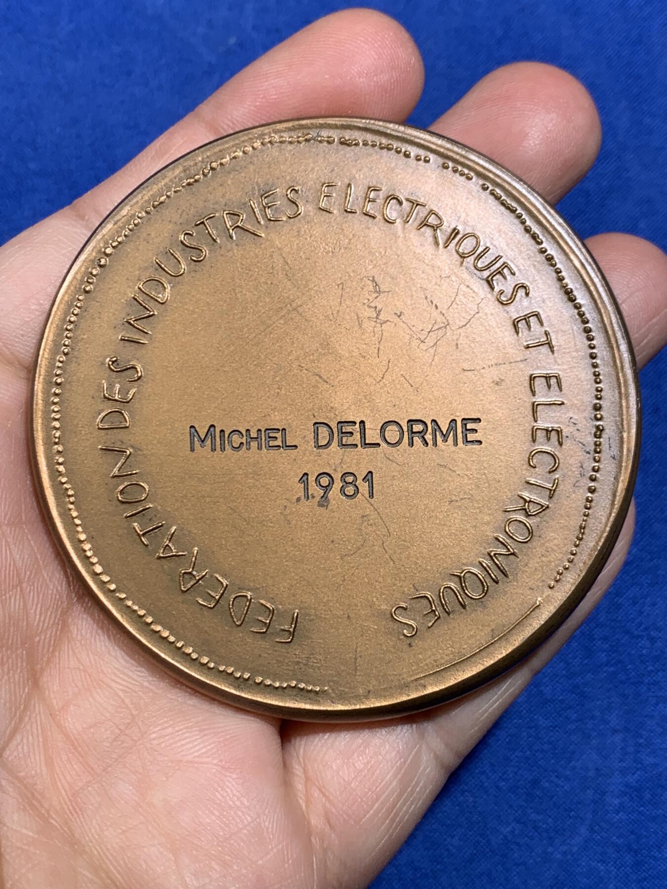 《竞宝斋》第482场 周日，周一 2场连拍 （全场包邮）20级店铺 欢迎送拍 法国海豚与少女复古大铜章 167.8克 67.5mm 带盒