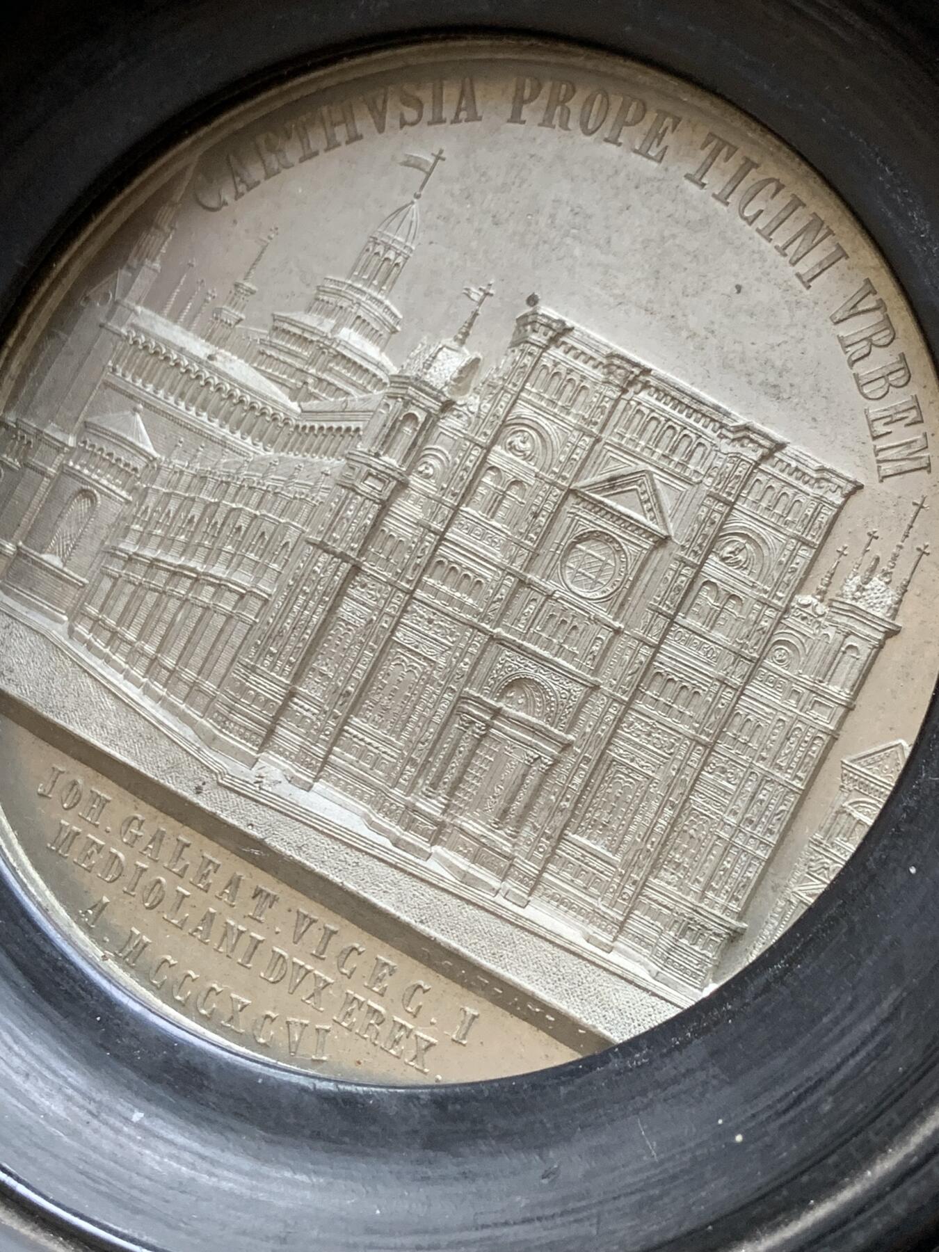 《竞宝斋》第482场 周日，周一 2场连拍 （全场包邮）20级店铺 欢迎送拍 少见教堂纪念章 意大利帕维亚加尔都西会修道院（Certosa di Pavia）锡质建筑纪念章（黑色圆框装饰） 刻画很细致入微 很具有张力 超高浮雕 既是藏品也是装饰品 带框重259克 总直径约126mm（章直径超过70mm）