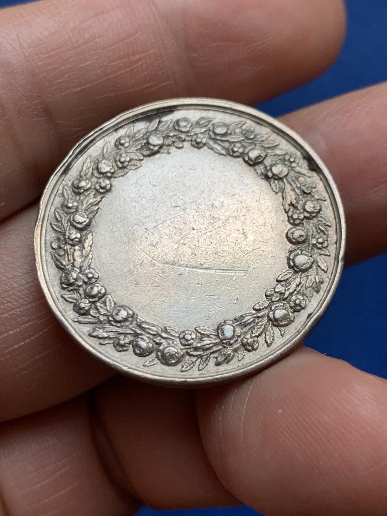 《竞宝斋》第482场 周日，周一 2场连拍 （全场包邮）20级店铺 欢迎送拍 早期婚礼银章 12.3克 29.8mm 小手指银标 背面未刻字