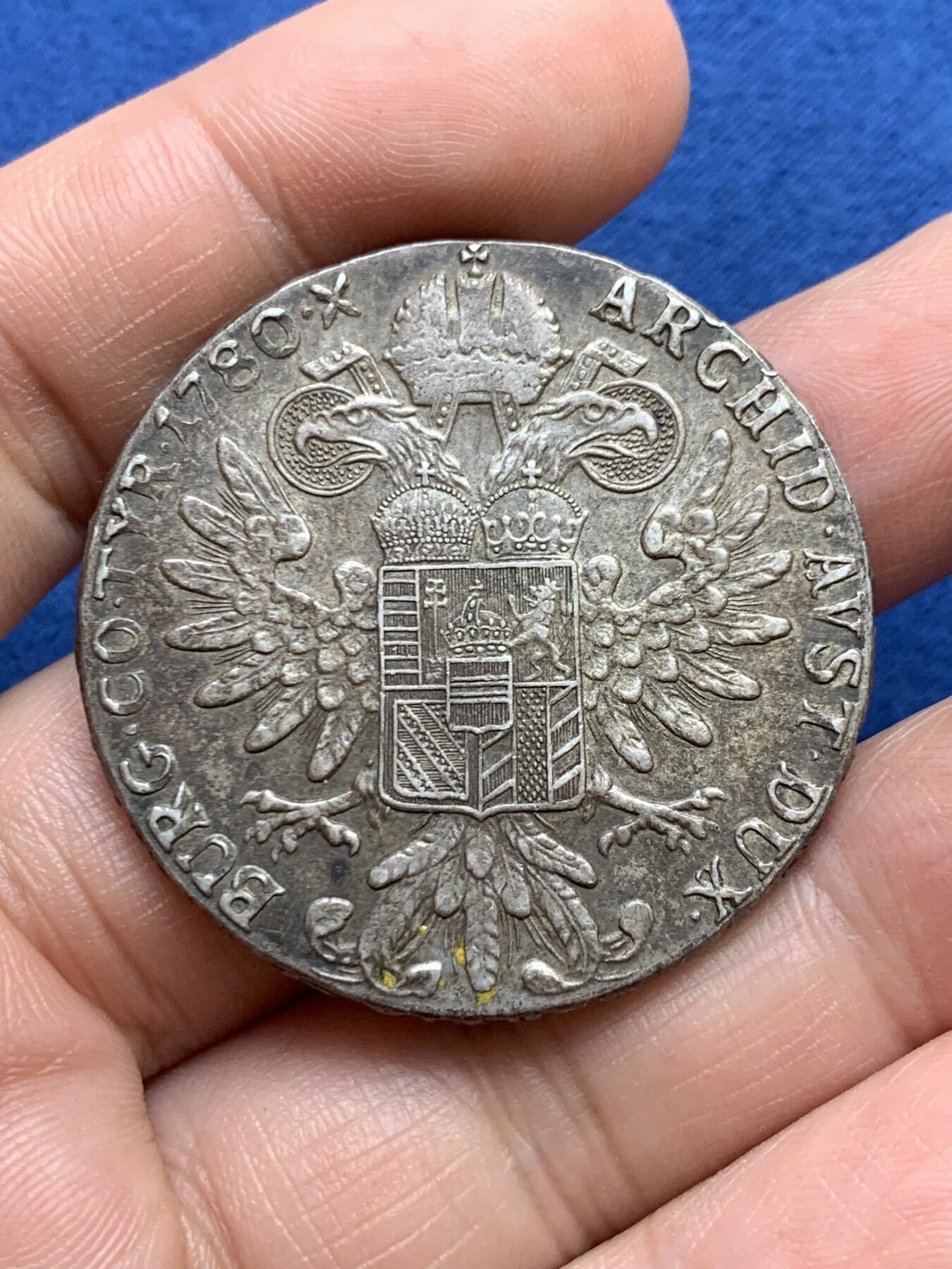 《竞宝斋》第482场 周日，周一 2场连拍 （全场包邮）20级店铺 欢迎送拍 奥地利1780年特蕾莎大银币后铸双须版本，整体状态温润，28克，833银