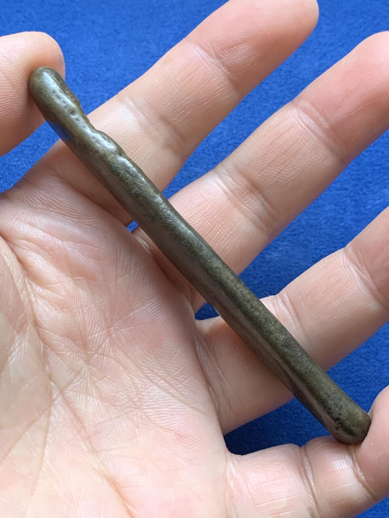 《竞宝斋》第482场 周日，周一 2场连拍 （全场包邮）20级店铺 欢迎送拍 泰国暹罗地区铜船条，年份应该是1707-1840，著名的Canoe money，独木舟形状的铜制货币，整体温润，品相不错。重60.6克，尺寸约95*16.5mm