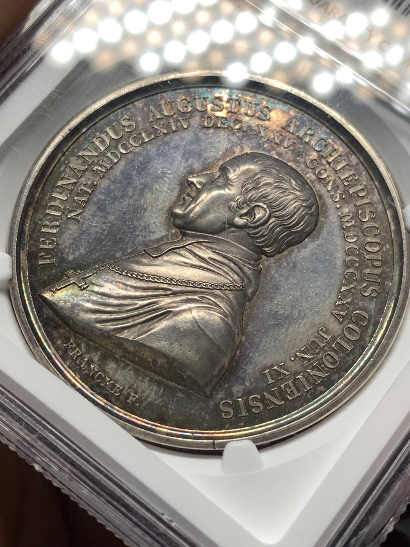 《竞宝斋》第482场 周日，周一 2场连拍 （全场包邮）20级店铺 欢迎送拍 NGC MS63 德国 1833年科隆费迪南德奥古斯塔主教纪念大银章，加厚盒，人物高浮雕，炫五彩包浆，早期德国高艺术性银章，细节雕刻极佳。盒子右侧有损，细节见图。