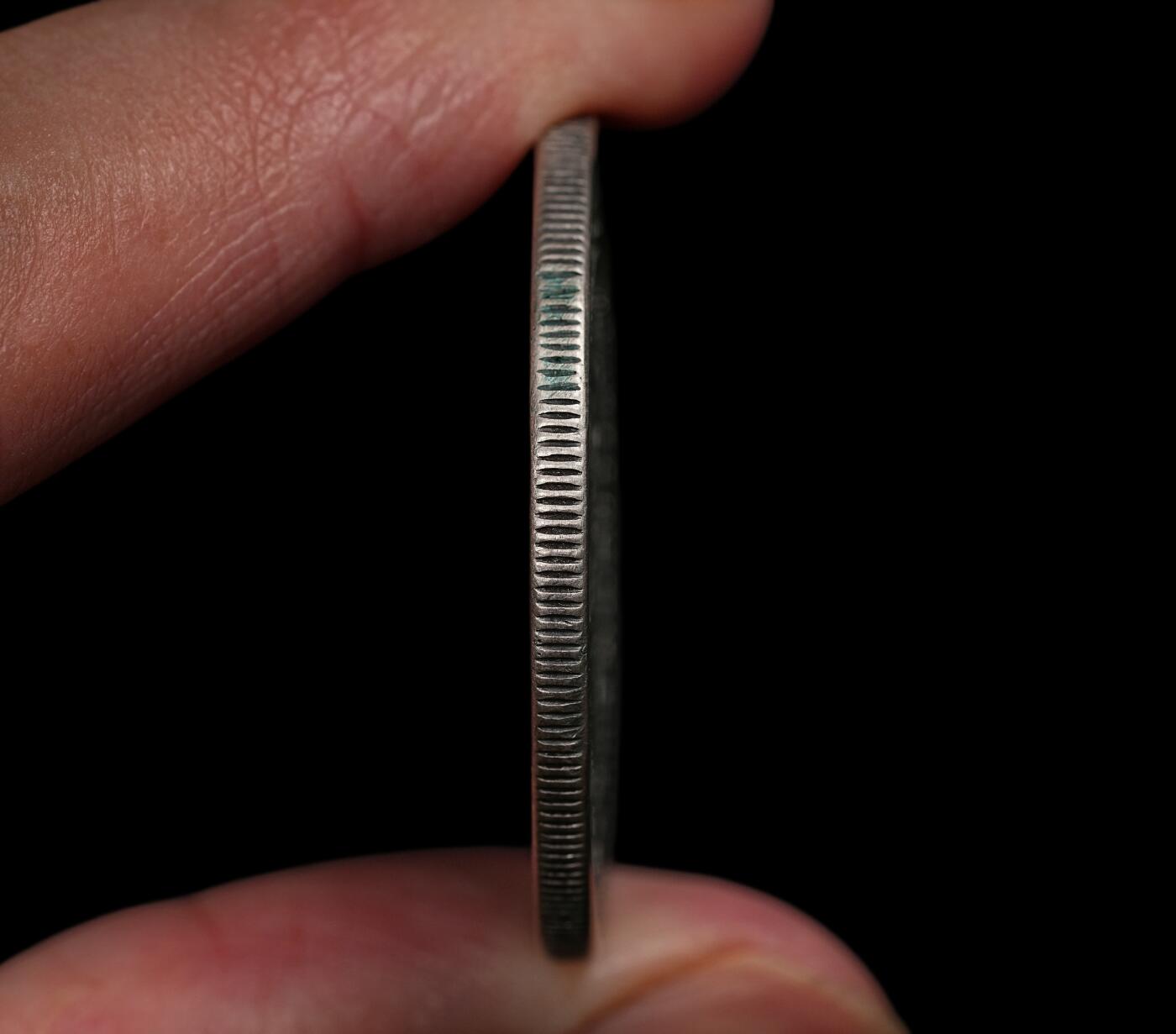 修遠堂世界钱币第112期  明治二十五年龙洋一圆大银币，后期三刺龙，文字面磨损较大