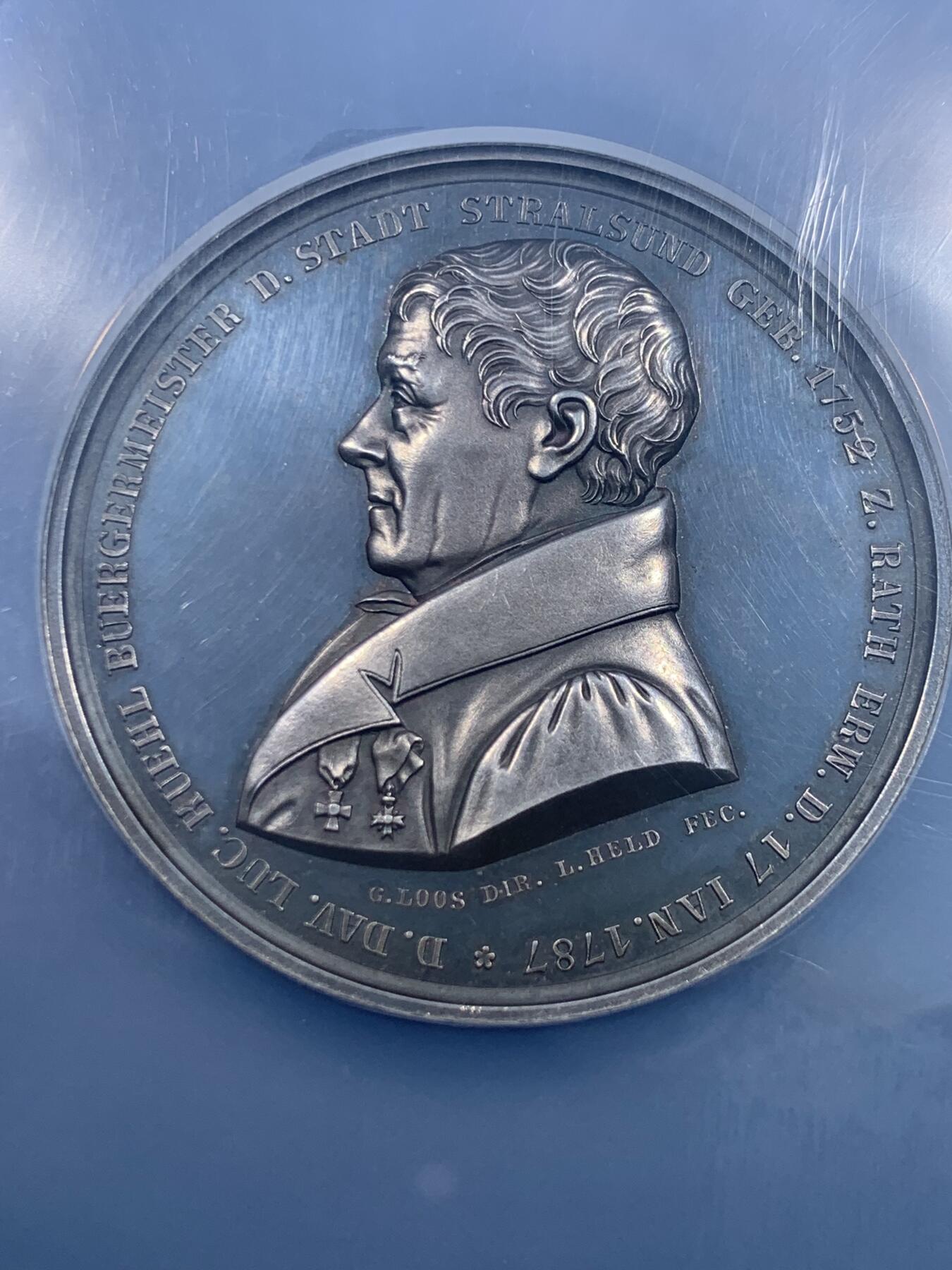 《竞宝斋》第482场 周日，周一 2场连拍 （全场包邮）20级店铺 欢迎送拍 NGC MS62 1837年德国为纪念著名教育家大卫·卢卡斯·屈厄尔（David Lucas Kühl）而制作的大银章，人物雕刻细腻传神，背面纹章图案华丽大气，特别是火烧云般的五彩艳丽包浆，赏心悦目，是一件难得的艺术品。加大盒封装