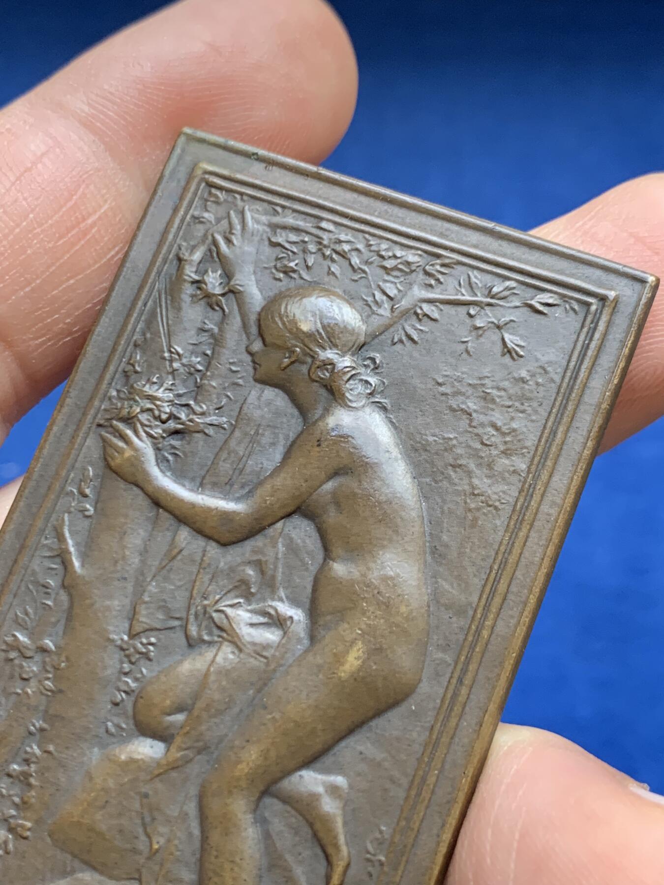 《竞宝斋》第482场 周日，周一 2场连拍 （全场包邮）20级店铺 欢迎送拍 法国天才章牌大师丹尼尔·杜普伊作《巢》，法国新艺术时期铜章，《Le Nid（鸟巢）》清凉章，原铸，丰饶角铜标，65.8*37.2mm，54.4克。细节见图