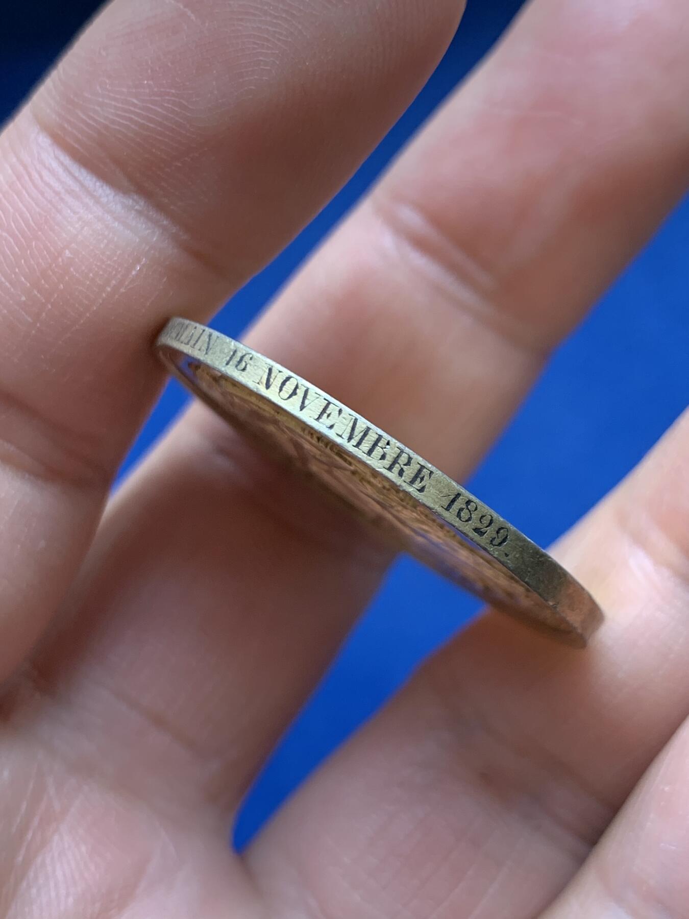 《竞宝斋》第482场 周日，周一 2场连拍 （全场包邮）20级店铺 欢迎送拍 1829年法国新古典主义风格婚礼纪念镀金银章，由Depaulis与Petit两位大师合作制造，正面刻画了新婚夫妇相拥场景，边缘铭文译“忠诚、幸福“，底部双大师签名，背面桂叶花环代表荣誉与永恒，结合花环寓意婚姻珍贵长久。直径：32.7mm，重：15.2g