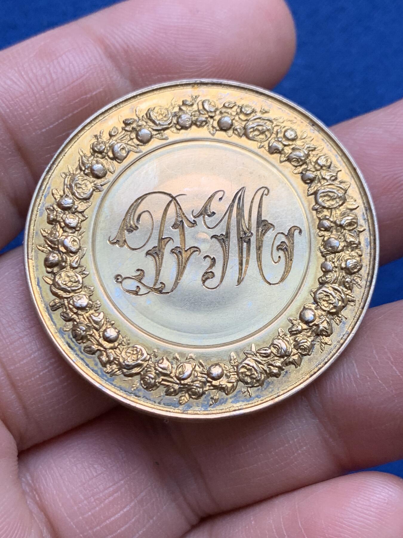 《竞宝斋》第482场 周日，周一 2场连拍 （全场包邮）20级店铺 欢迎送拍 1916年法国主题婚礼纪念镀金银章，正面铭文译“婚姻是上帝的旨意，不可分开”西方婚礼中的经典誓言，背面玫瑰花环围绕，象征着爱情与忠贞。直径：38.5mm，重：23.65g