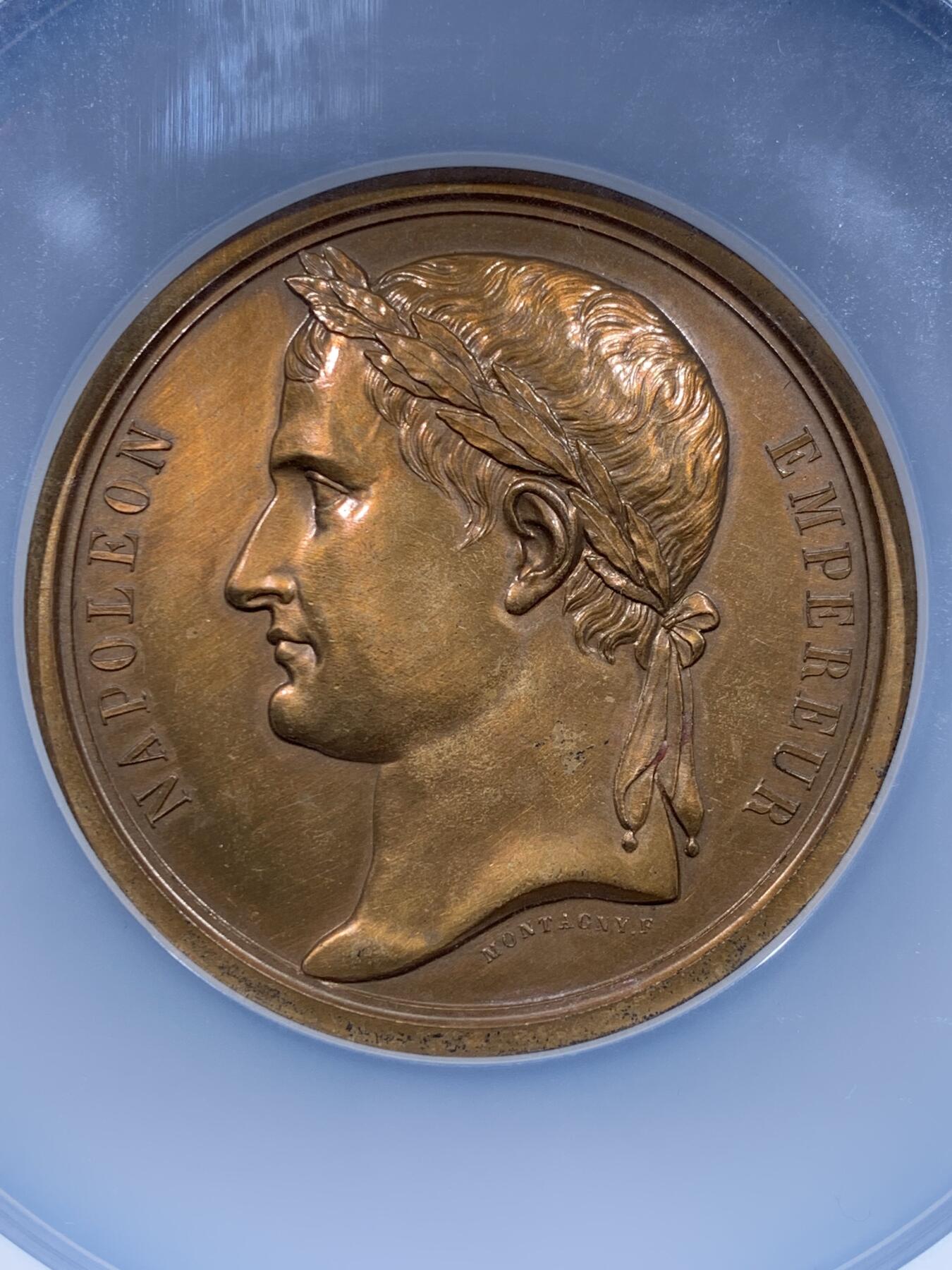 《竞宝斋》第482场 周日，周一 2场连拍 （全场包邮）20级店铺 欢迎送拍 NGC UNCD 法国1840年拿破仑巴黎葬礼大型铜章，场面刻画恢弘大气，在后铸版本里细节体现已经非常好了，直径58.5mm，重105克，加大加厚盒