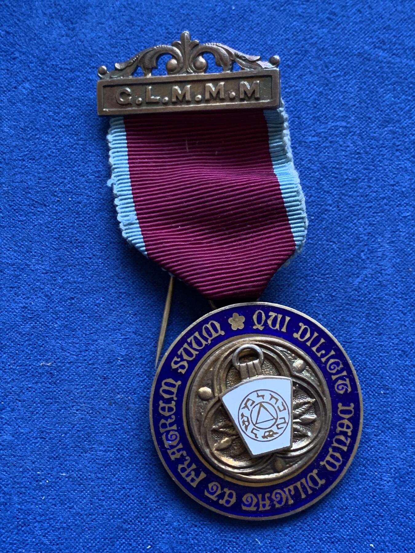 《竞宝斋》第482场 周日，周一 2场连拍 （全场包邮）20级店铺 欢迎送拍 英国1949年共济会镀金银章。工艺精湛，走狮银标清晰，金水法琅饱满，伦敦原盒。共济会是西方颇带神秘色彩的组织，美元钞票上某些图案的来源。总重约30.6克