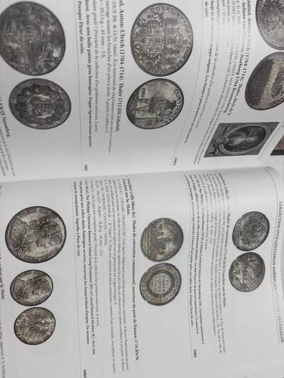 文馨钱币收藏第 303 场，【五一钱币荟，收藏盛宴】长期接代拍业务 世界各国各朝各代货币介绍目录大全附带价格表，应有尽有，全书共 704 页，非常厚重，约几公斤，不包邮，中拍实收快递邮费