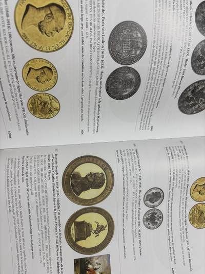 文馨钱币收藏第 303 场，【五一钱币荟，收藏盛宴】长期接代拍业务 世界各国各朝各代货币介绍目录大全附带价格表，应有尽有，全书共 704 页，非常厚重，约几公斤，不包邮，中拍实收快递邮费