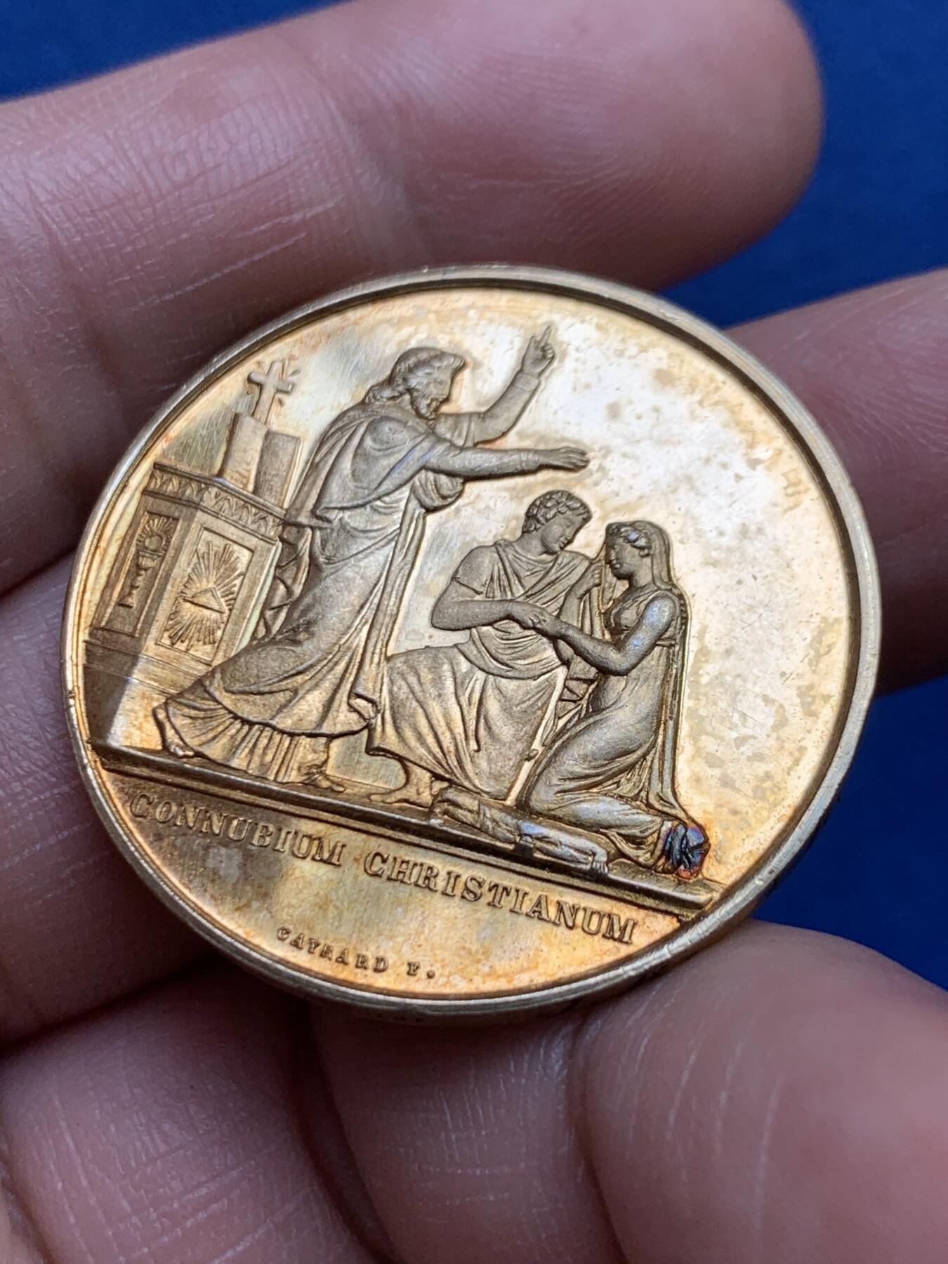 《竞宝斋》第482场 周日，周一 2场连拍 （全场包邮）20级店铺 欢迎送拍 1879年法国基督教婚礼纪念镀金银章，由大师Caillard制作雕刻采用高浮雕工艺制作，细节刻画精细。直径：33.4mm，重：16.5g，蜜蜂银标。