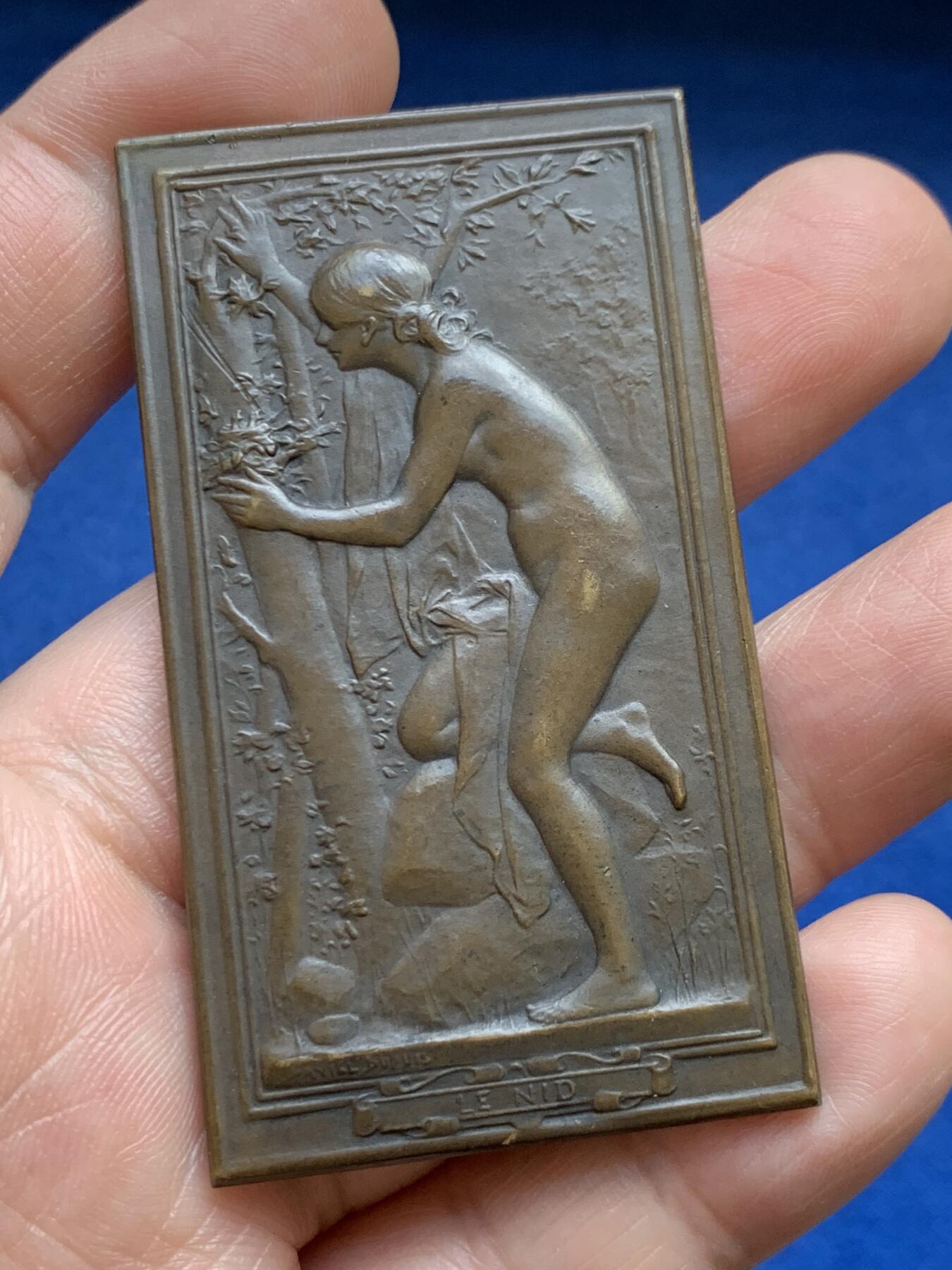 《竞宝斋》第482场 周日，周一 2场连拍 （全场包邮）20级店铺 欢迎送拍 法国天才章牌大师丹尼尔·杜普伊作《巢》，法国新艺术时期铜章，《Le Nid（鸟巢）》清凉章，原铸，丰饶角铜标，65.8*37.2mm，54.4克。细节见图