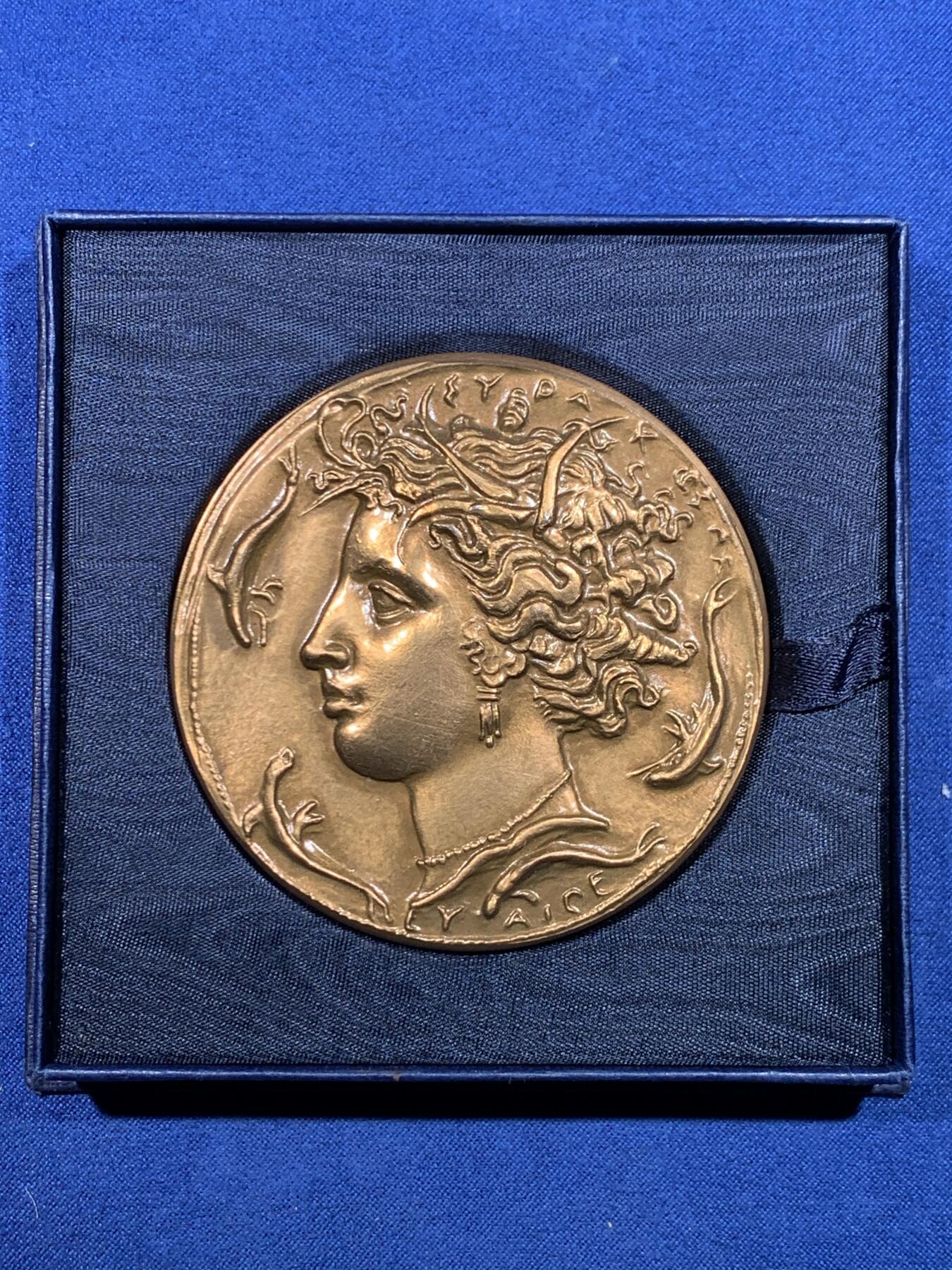 《竞宝斋》第482场 周日，周一 2场连拍 （全场包邮）20级店铺 欢迎送拍 法国海豚与少女复古大铜章 167.8克 67.5mm 带盒