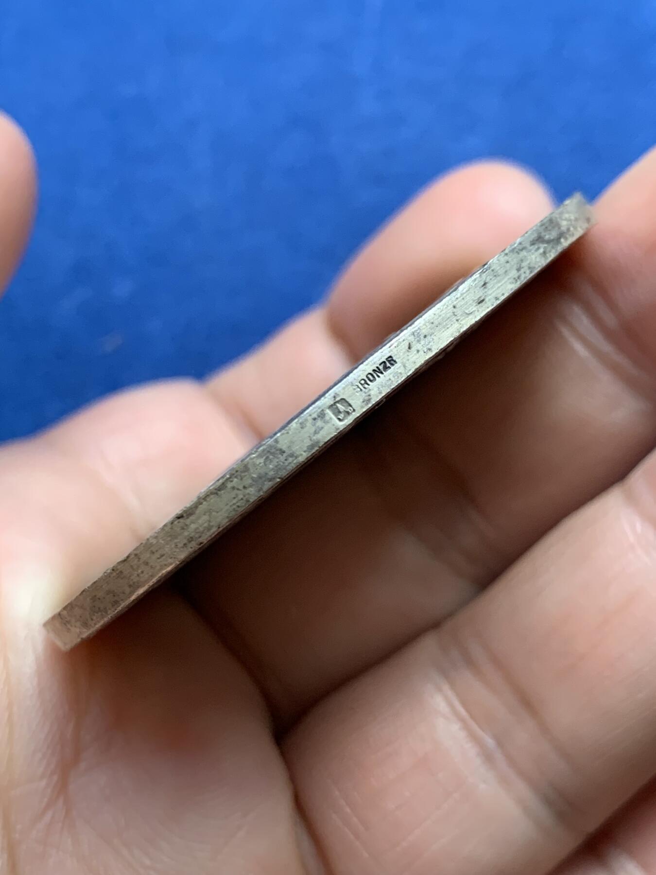 《竞宝斋》第482场 周日，周一 2场连拍 （全场包邮）20级店铺 欢迎送拍 法国纺织业纪念镀银铜章 45.8克 49.5mm