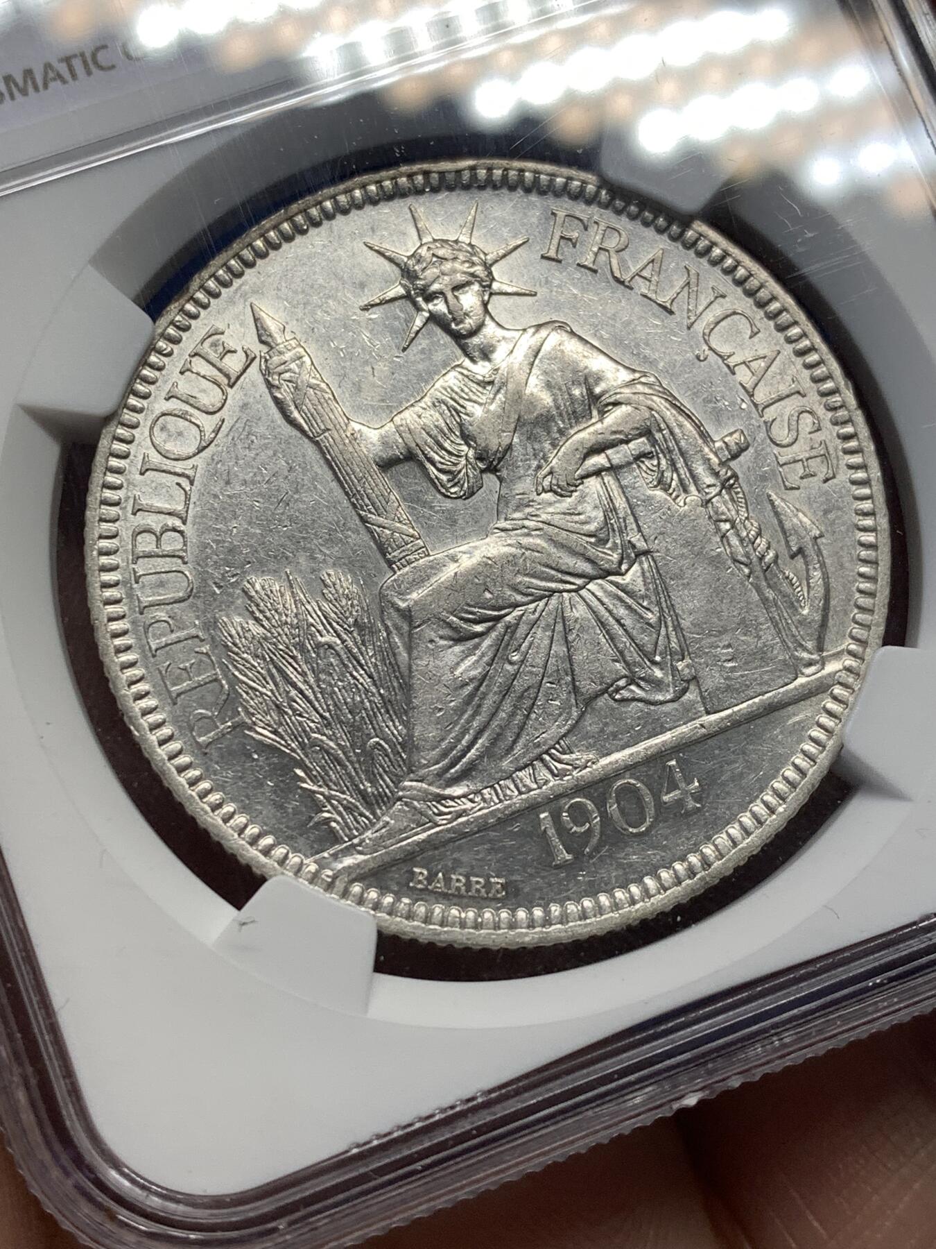 《竞宝斋》第482场 周日，周一 2场连拍 （全场包邮）20级店铺 欢迎送拍 NGC AUD 法属印支 1904年 坐洋 1皮阿斯特 银币