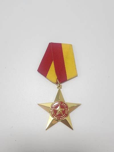 南水社第5次拍卖  越南金星勋章  1947年6月6日颁布第58/SL号令设立，并根据2003年11月26日通过的《竞赛表彰法》再次修订。金星勋章授予或追授给在越南共产党和越南人民的革命事业中有重大功勋和特别突出功绩的个人和做出突出贡献的集体。金星勋章授予和追授金星勋章的权力由国国家主席决定