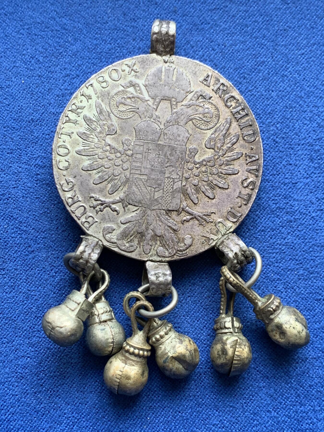 《竞宝斋》第482场 周日，周一 2场连拍 （全场包邮）20级店铺 欢迎送拍 奥匈帝国后铸双须版大奶妈银币吊坠，重36.5克，原味老包浆，早期的款式。