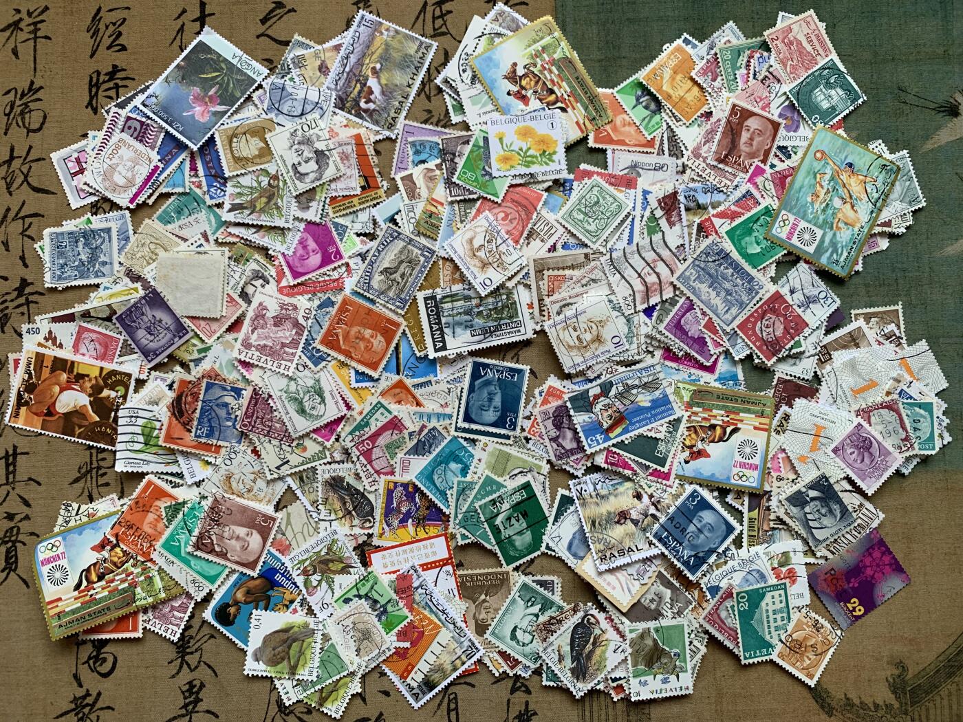 《竞宝斋》第482场 周日，周一 2场连拍 （全场包邮）20级店铺 欢迎送拍 世界邮票一组 细节见图 连袋子总重40.8克 数量巨多