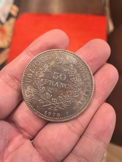 欧洲银章、铜章，大优惠起拍价都是银价计算 欧洲50大力神30克5彩包浆一枚，起拍价格小于银价