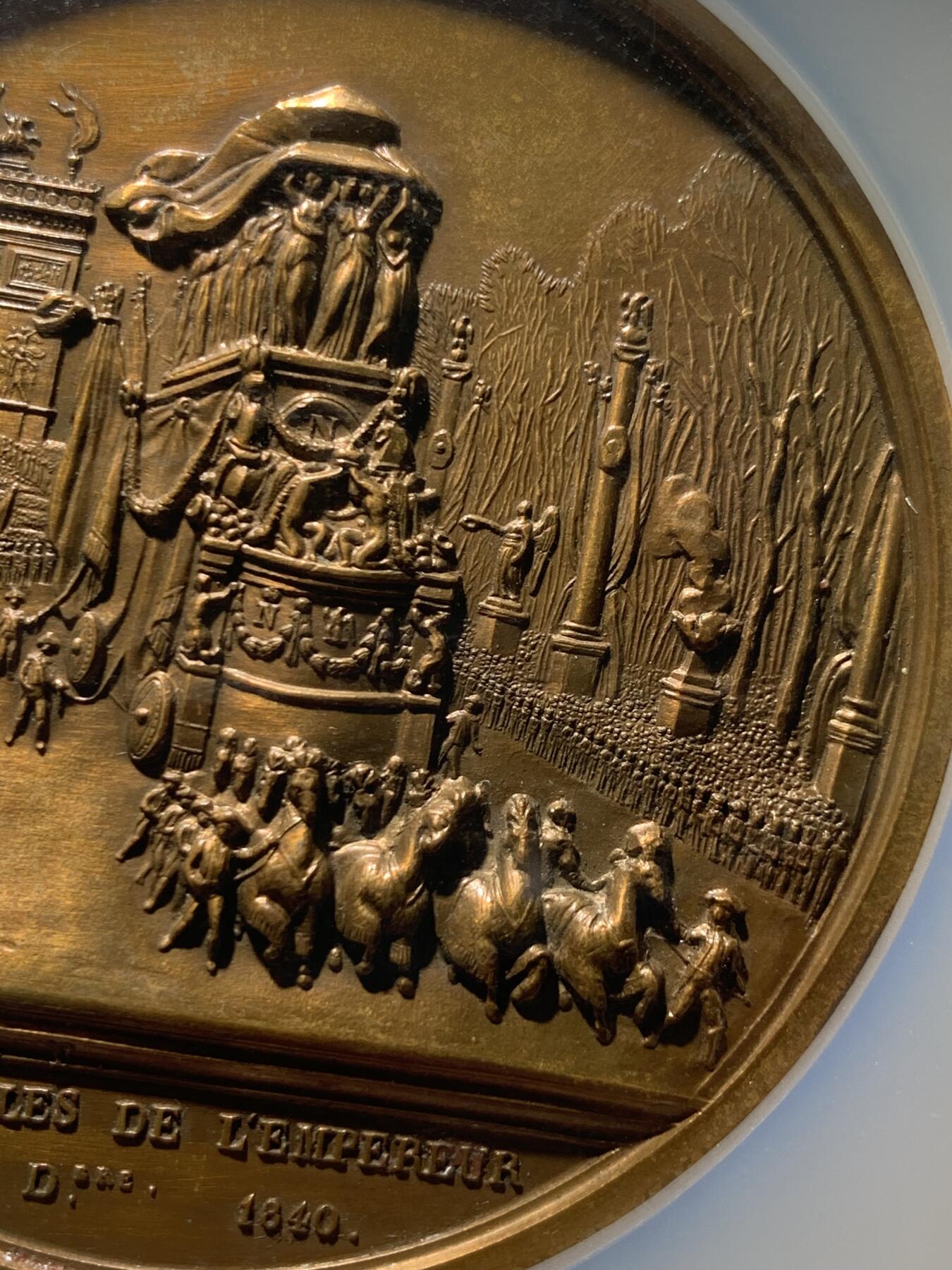 《竞宝斋》第482场 周日，周一 2场连拍 （全场包邮）20级店铺 欢迎送拍 NGC UNCD 法国1840年拿破仑巴黎葬礼大型铜章，场面刻画恢弘大气，在后铸版本里细节体现已经非常好了，直径58.5mm，重105克，加大加厚盒