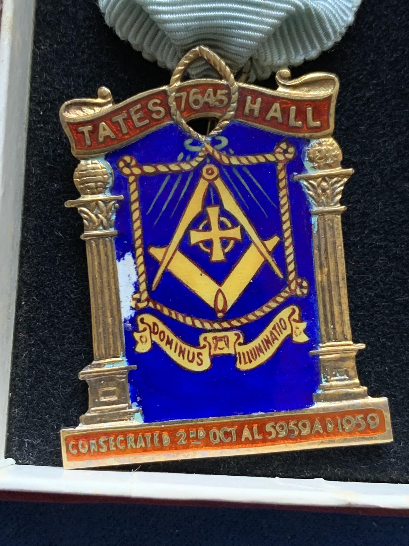 《竞宝斋》第482场 周日，周一 2场连拍 （全场包邮）20级店铺 欢迎送拍 英国1959年共济会镀金银章。设计奢美，工艺精湛，走狮银标清晰，金水饱满，细节见图。总重约32.7克