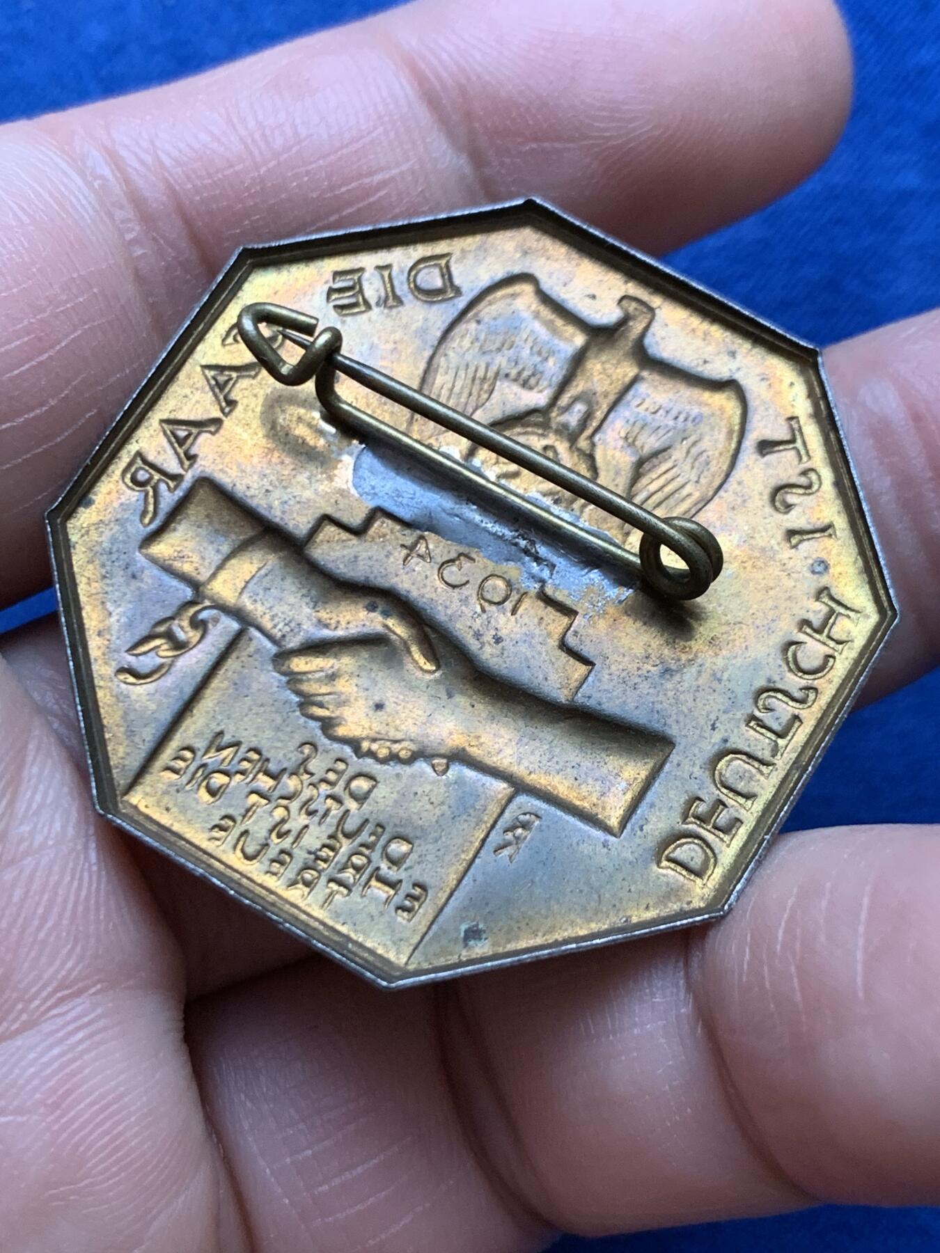 《竞宝斋》第482场 周日，周一 2场连拍 （全场包邮）20级店铺 欢迎送拍 德国八角型胸章 纪念1934年萨尔区光复，版别年代自辨，带别针当心扎手，3.65克，37.5mm