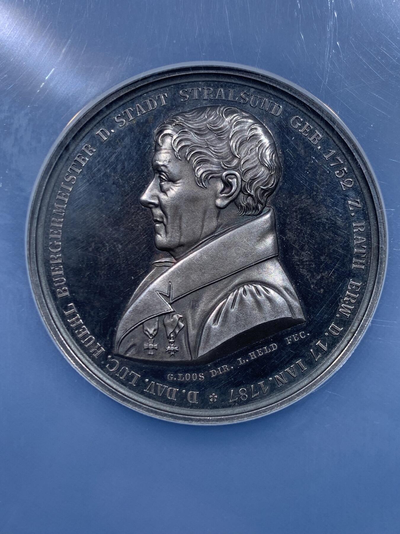 《竞宝斋》第482场 周日，周一 2场连拍 （全场包邮）20级店铺 欢迎送拍 NGC MS62 1837年德国为纪念著名教育家大卫·卢卡斯·屈厄尔（David Lucas Kühl）而制作的大银章，人物雕刻细腻传神，背面纹章图案华丽大气，特别是火烧云般的五彩艳丽包浆，赏心悦目，是一件难得的艺术品。加大盒封装