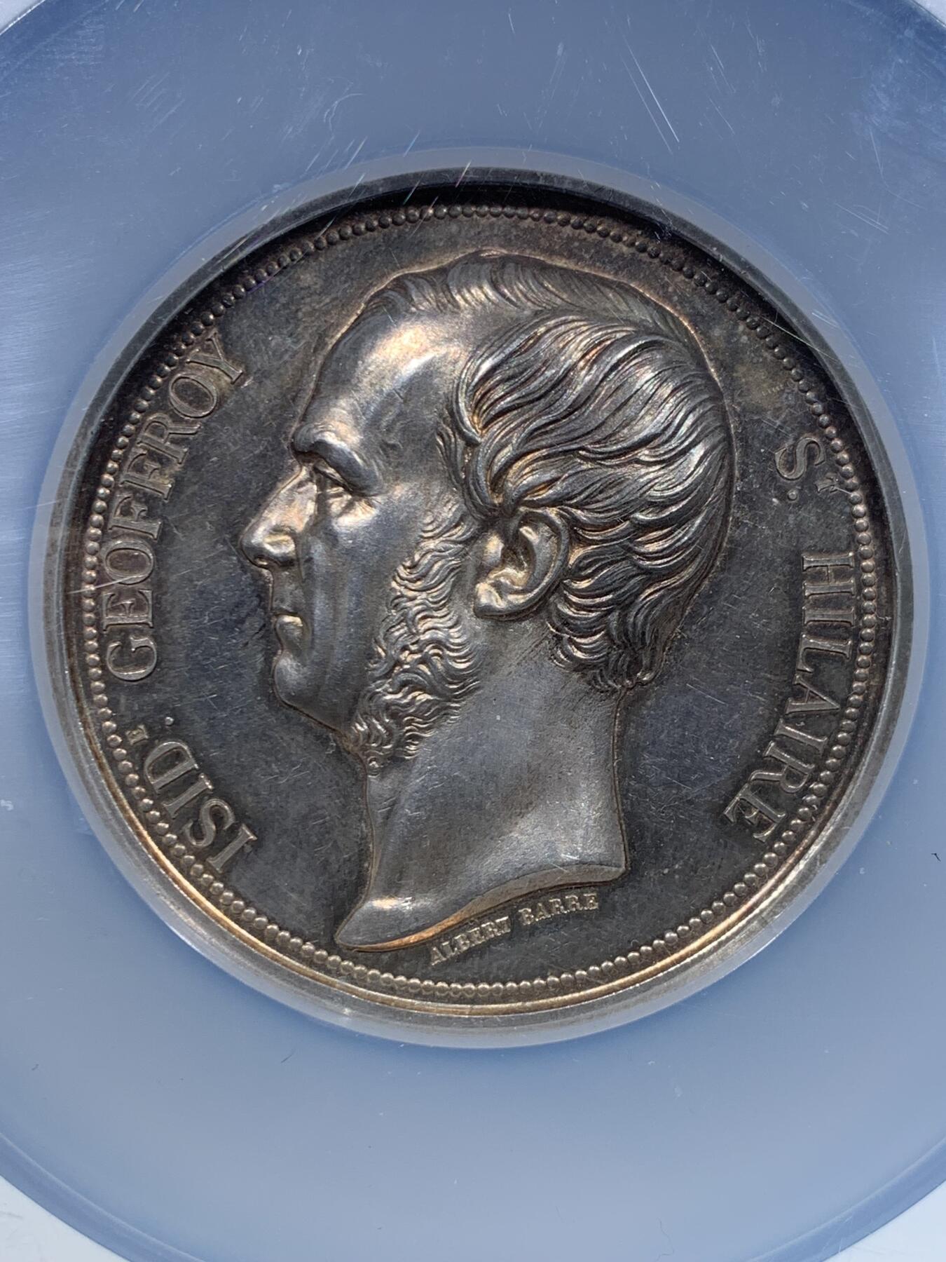 《竞宝斋》第482场 周日，周一 2场连拍 （全场包邮）20级店铺 欢迎送拍 NGC MS61 法国驯化学会大银章 吉利年1888年 直径60mm 加大加厚盒