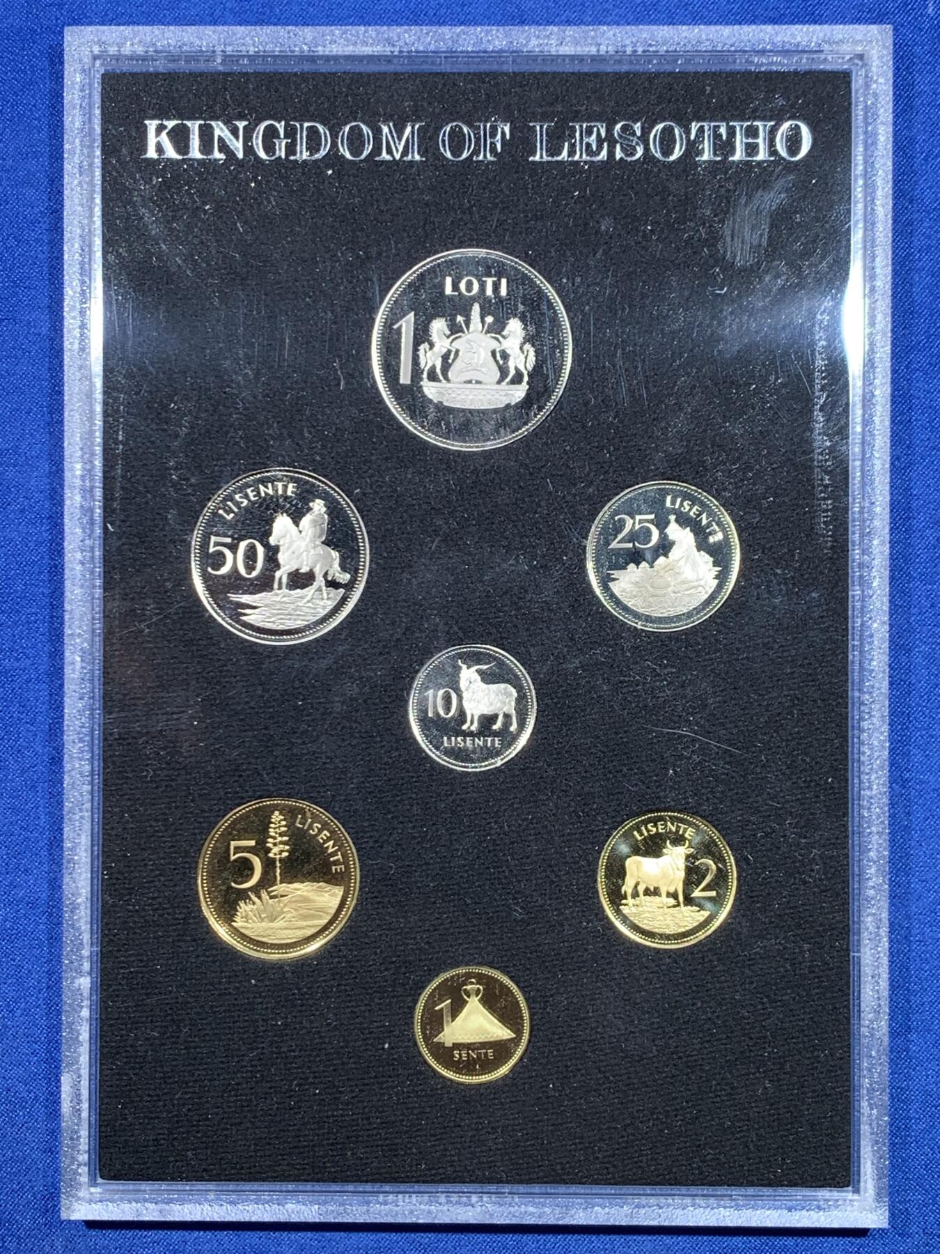 《竞宝斋》第482场 周日，周一 2场连拍 （全场包邮）20级店铺 欢迎送拍 莱索托1979年首套流通币套装，全套7枚，原装原盒，品相很美，莱索托建国首套货币，历史意义重大，非洲钱币收藏精品，成套少见。