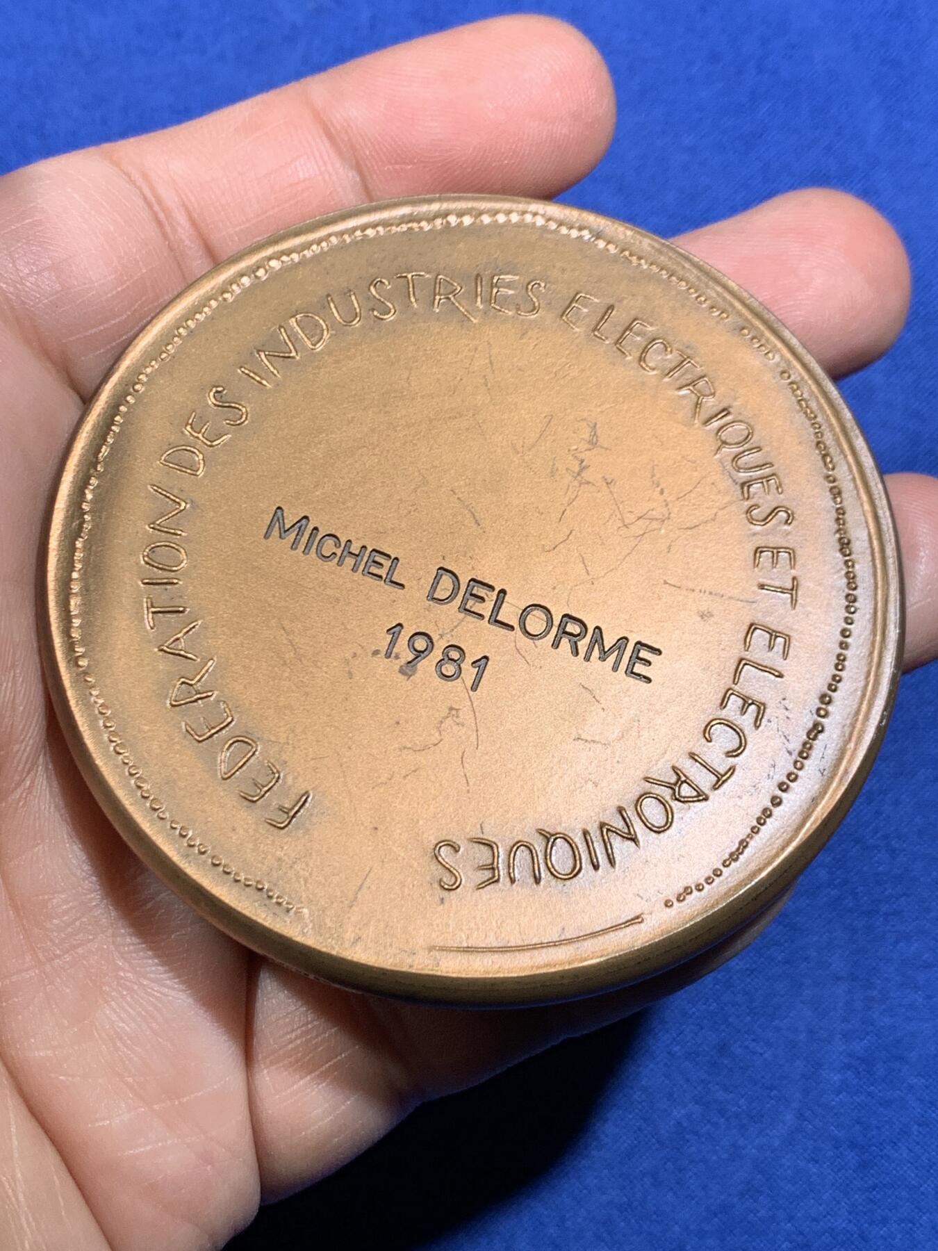 《竞宝斋》第482场 周日，周一 2场连拍 （全场包邮）20级店铺 欢迎送拍 法国海豚与少女复古大铜章 167.8克 67.5mm 带盒