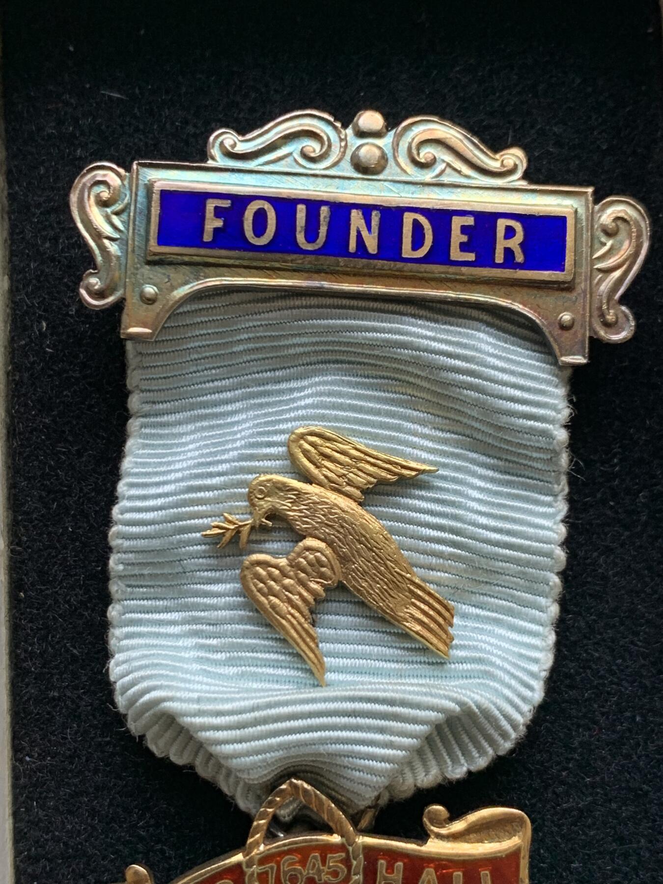 《竞宝斋》第482场 周日，周一 2场连拍 （全场包邮）20级店铺 欢迎送拍 英国1959年共济会镀金银章。设计奢美，工艺精湛，走狮银标清晰，金水饱满，细节见图。总重约32.7克