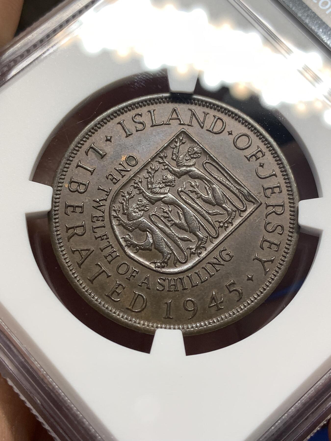 《竞宝斋》第482场 周日，周一 2场连拍 （全场包邮）20级店铺 欢迎送拍 NGC MS63BN 英属泽西岛1945年乔六1/12先令铜币 观感很好，币面覆盖红棕色巧克力包浆，个头很大的一枚