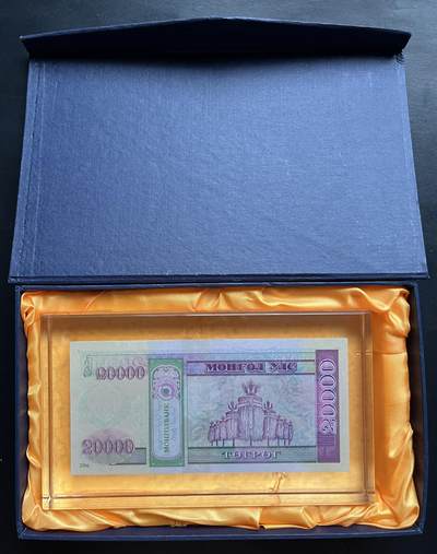 小福收藏拍卖第205期 裸钞场 本期有多张豹子号靓号  大量民国钞 百慕大样钞洋葱冠全套  阿富汗首年份查希尔国王和独立纪念碑 仅发行1000枚亚克力砖封蒙古20000图格里克帝国800周年纪念钞 卢旺达 东加勒比 斯里兰卡等多国精美纸币 蒙古 2006年 20000图格里克 蒙古帝国800周年纪念钞 这个品种只有亚克力砖封 仅发行1000枚 559号 unc