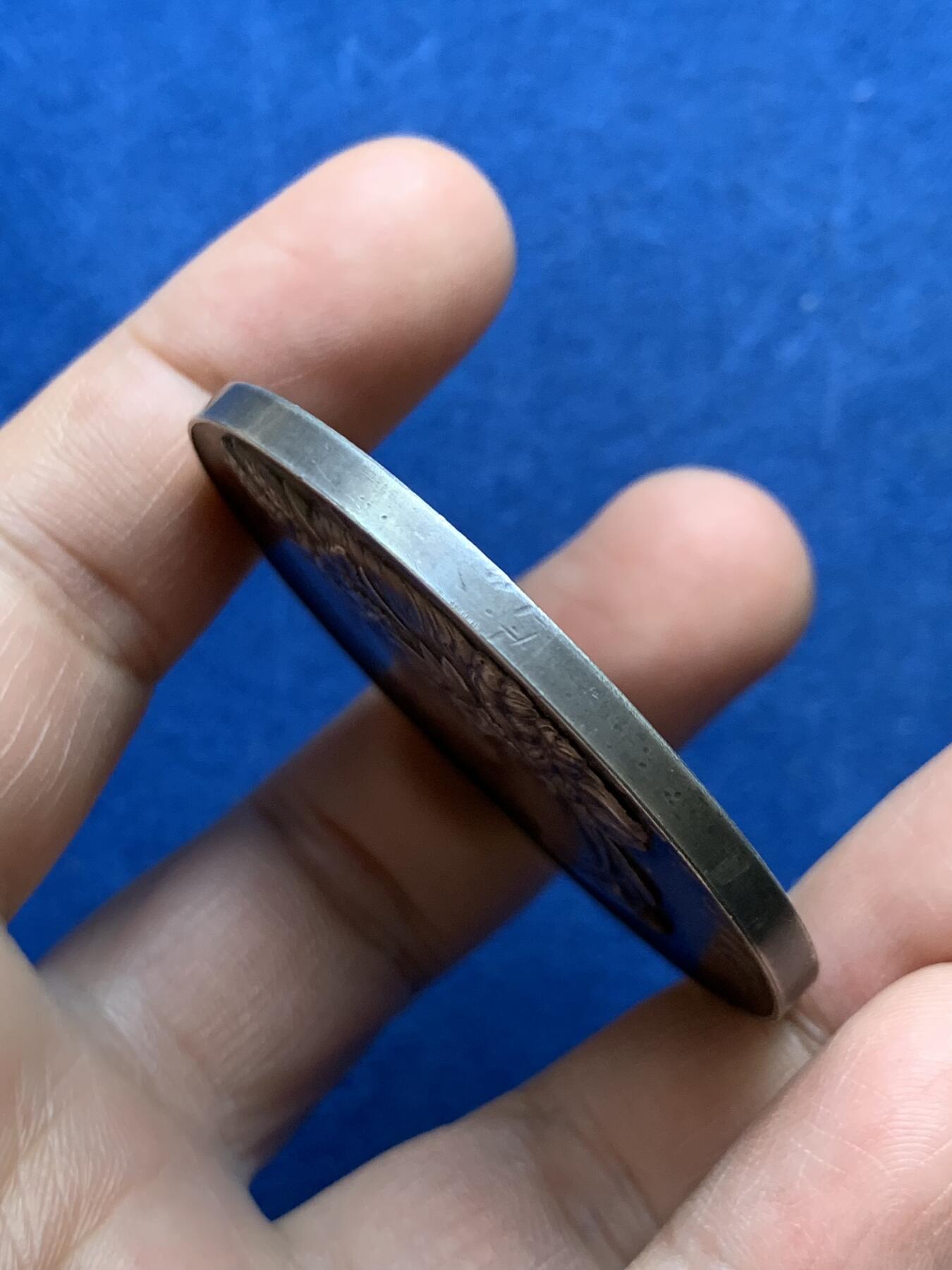 《竞宝斋》第482场 周日，周一 2场连拍 （全场包邮）20级店铺 欢迎送拍 瑞士1903年弗劳恩菲尔德大银章，瑞士第七届农林业博览会银章，直径50mm左右，重约53克左右，非常经典的铁灰包浆，很养眼，上手舒服。