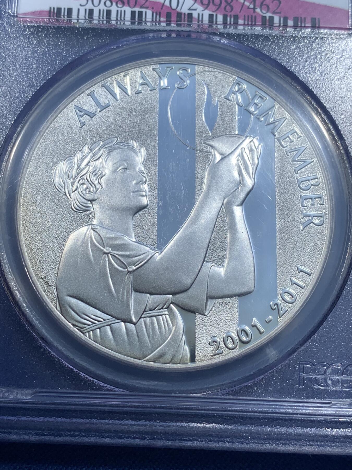 《竞宝斋》第482场 周日，周一 2场连拍 （全场包邮）20级店铺 欢迎送拍 PCGS PR70DCAM 美国2011年9-11国家纪念一盎司银章，磨砂镜面，First Strike首发盒装，评级满分，细节清晰，品相极美。盒子下沿支撑部分有磕