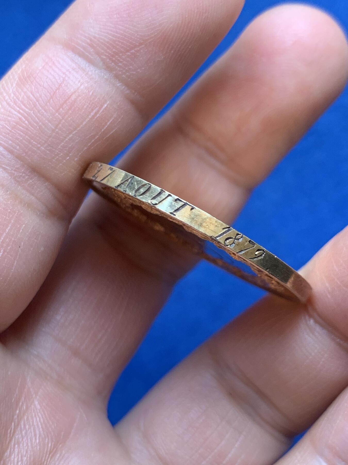 《竞宝斋》第482场 周日，周一 2场连拍 （全场包邮）20级店铺 欢迎送拍 1879年法国基督教婚礼纪念镀金银章，由大师Caillard制作雕刻采用高浮雕工艺制作，细节刻画精细。直径：33.4mm，重：16.5g，蜜蜂银标。