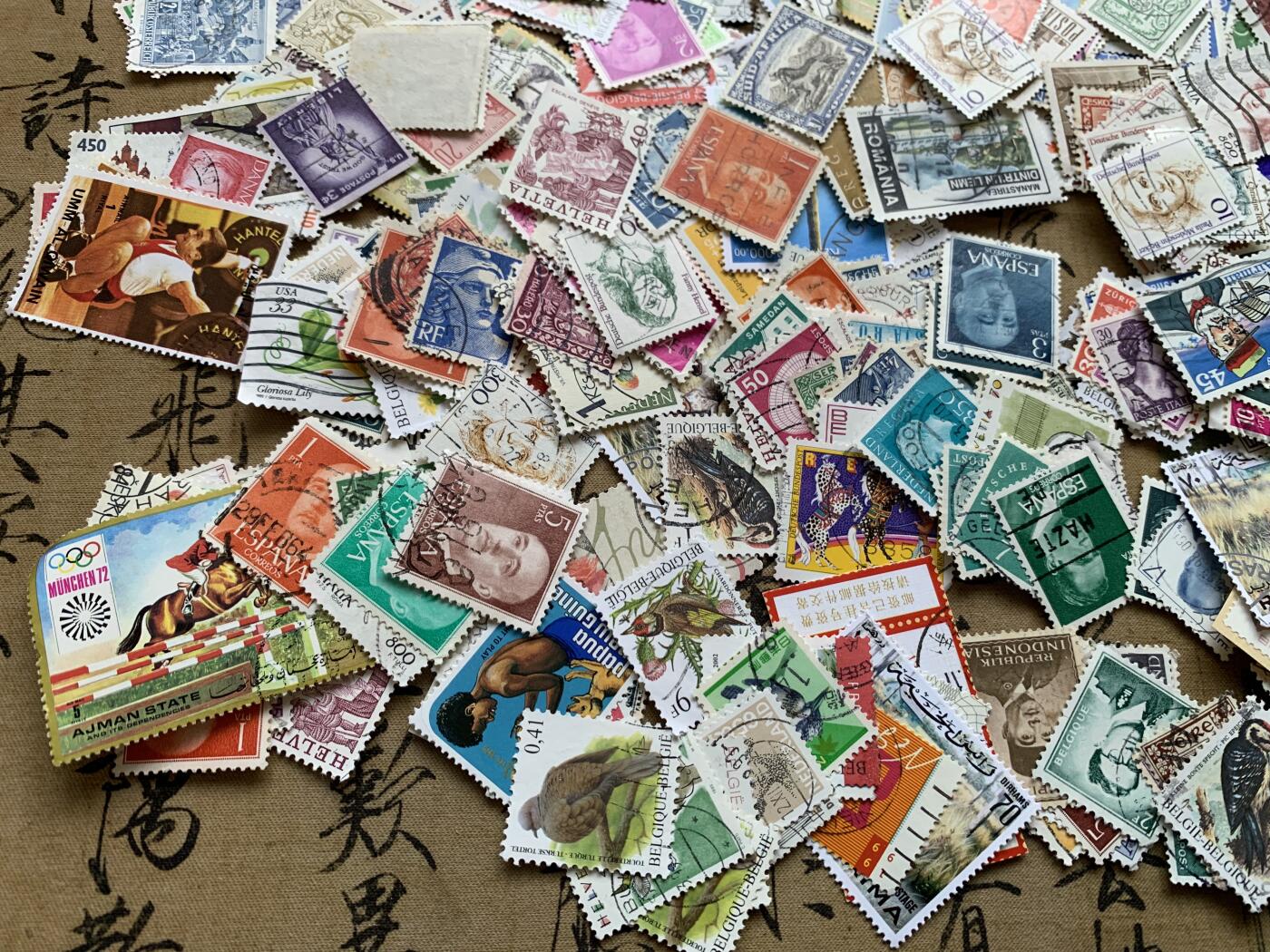 《竞宝斋》第482场 周日，周一 2场连拍 （全场包邮）20级店铺 欢迎送拍 世界邮票一组 细节见图 连袋子总重40.8克 数量巨多