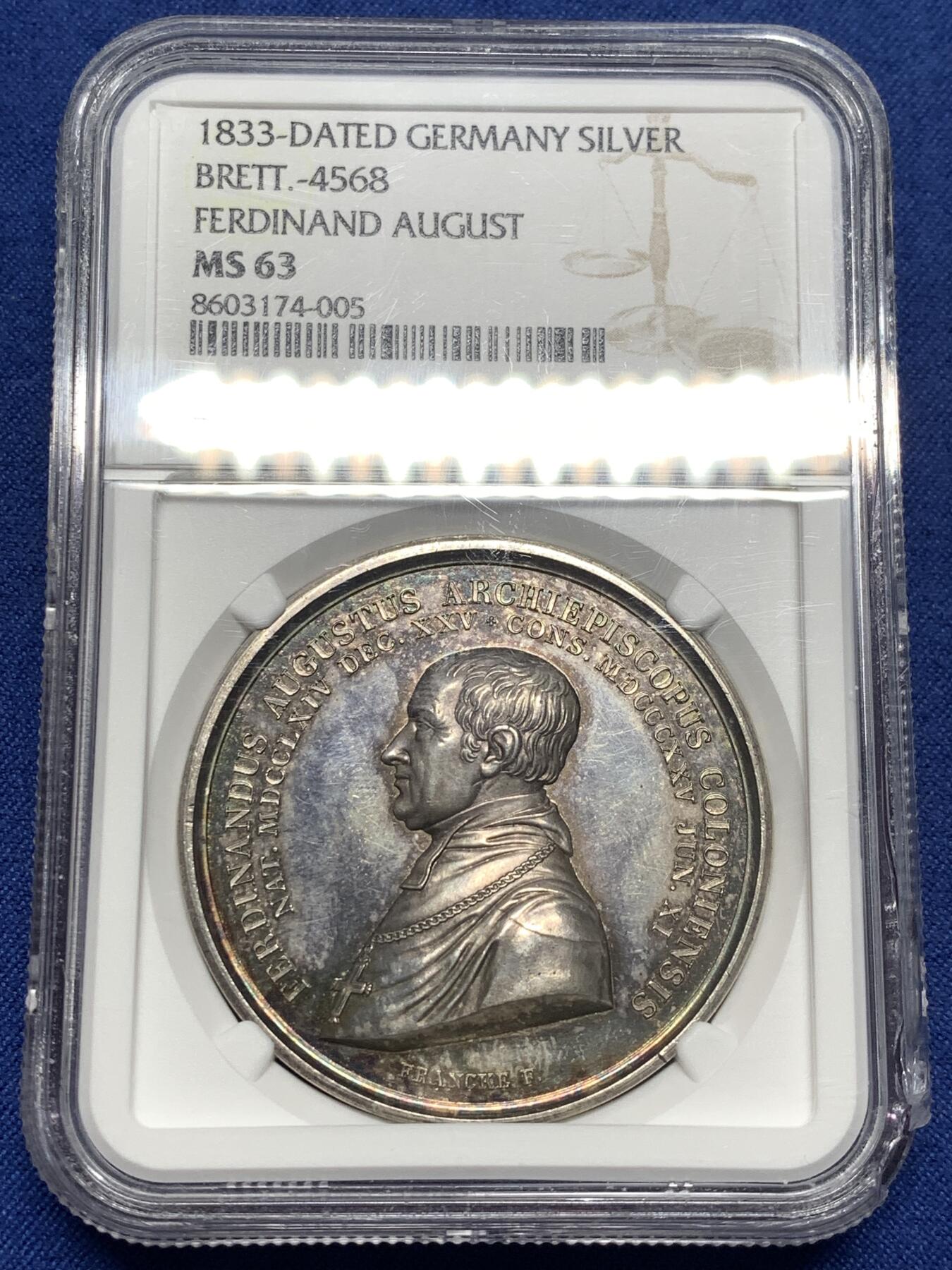 《竞宝斋》第482场 周日，周一 2场连拍 （全场包邮）20级店铺 欢迎送拍 NGC MS63 德国 1833年科隆费迪南德奥古斯塔主教纪念大银章，加厚盒，人物高浮雕，炫五彩包浆，早期德国高艺术性银章，细节雕刻极佳。盒子右侧有损，细节见图。