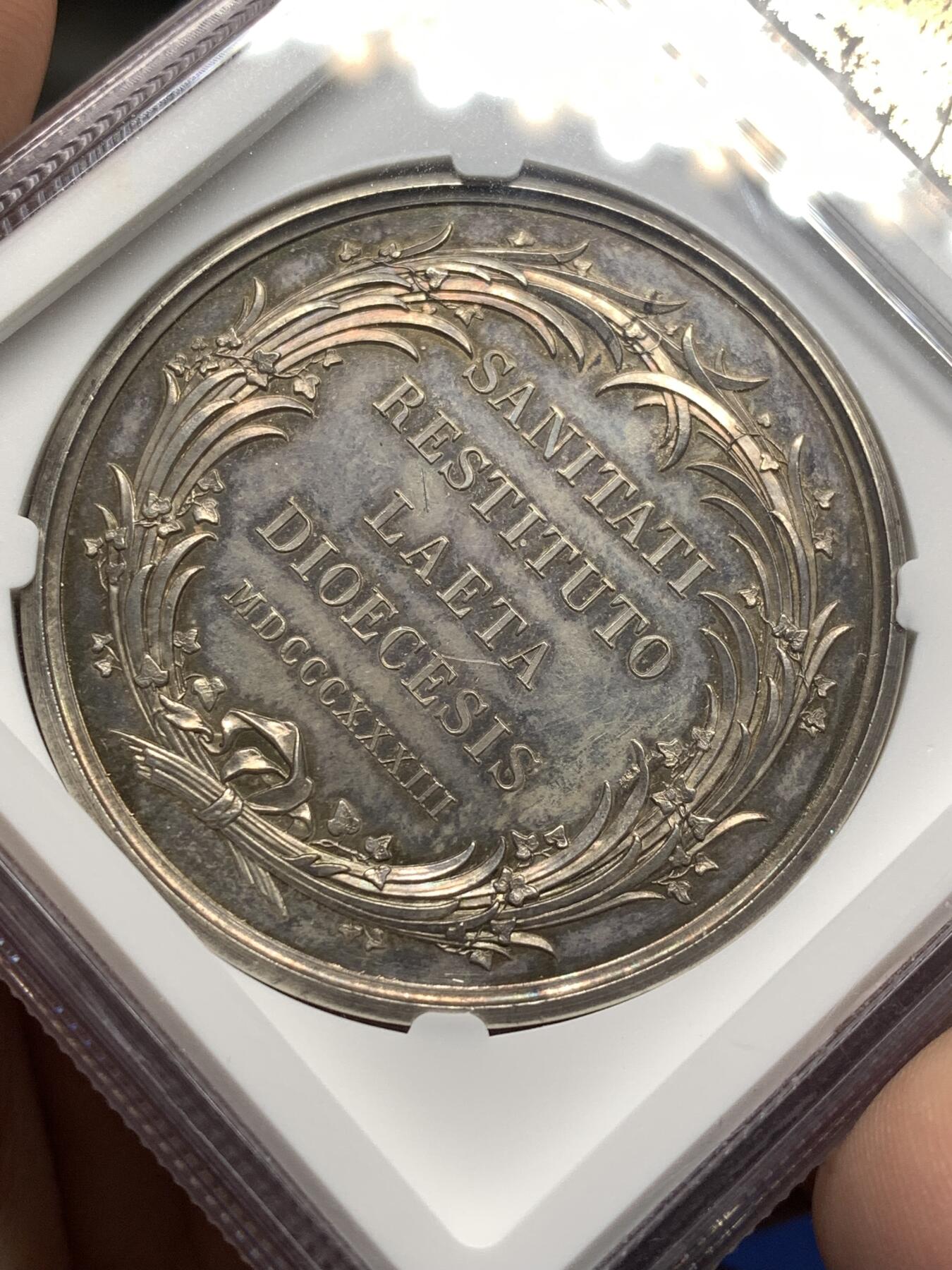 《竞宝斋》第482场 周日，周一 2场连拍 （全场包邮）20级店铺 欢迎送拍 NGC MS63 德国 1833年科隆费迪南德奥古斯塔主教纪念大银章，加厚盒，人物高浮雕，炫五彩包浆，早期德国高艺术性银章，细节雕刻极佳。盒子右侧有损，细节见图。