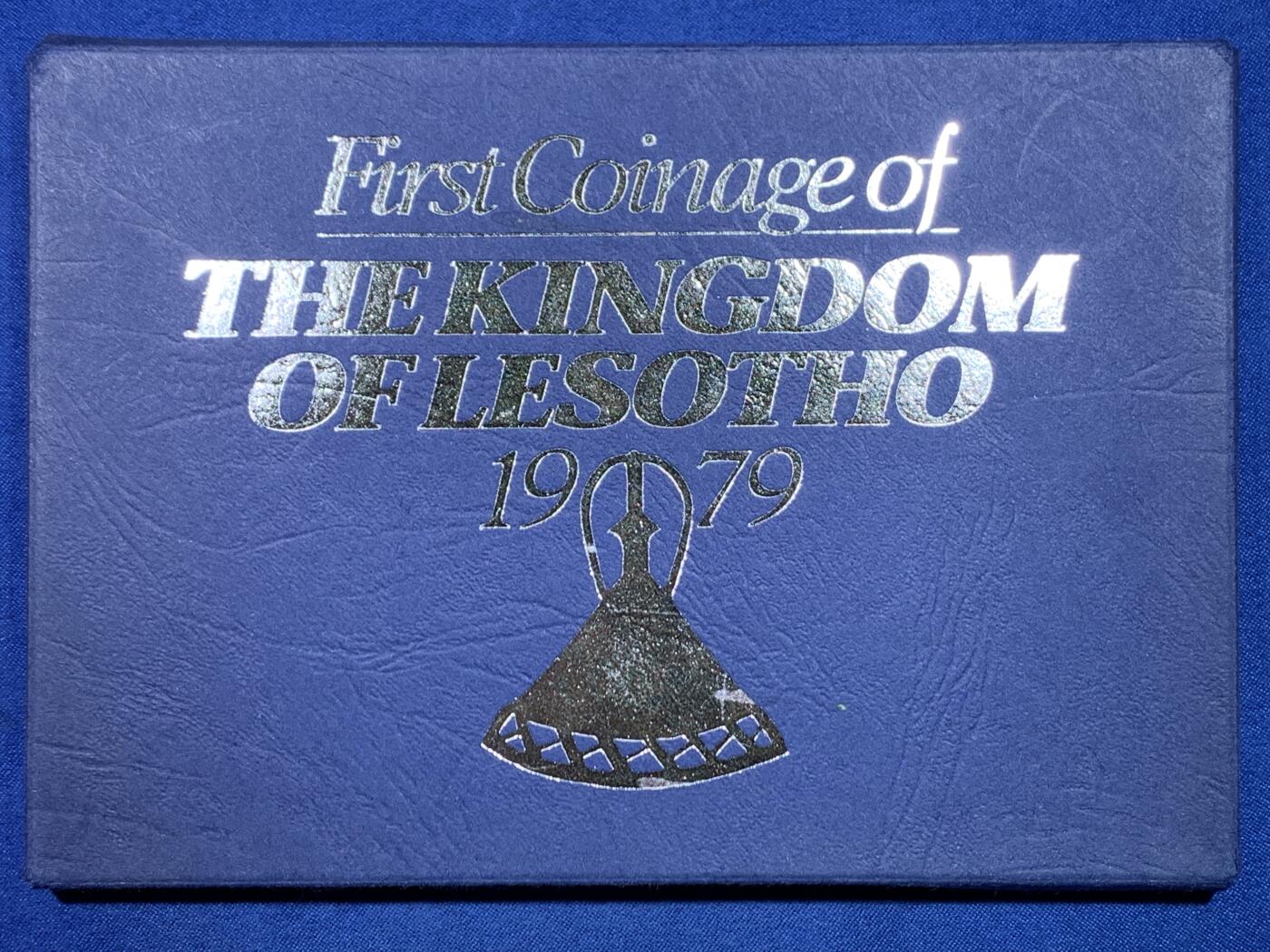 《竞宝斋》第482场 周日，周一 2场连拍 （全场包邮）20级店铺 欢迎送拍 莱索托1979年首套流通币套装，全套7枚，原装原盒，品相很美，莱索托建国首套货币，历史意义重大，非洲钱币收藏精品，成套少见。