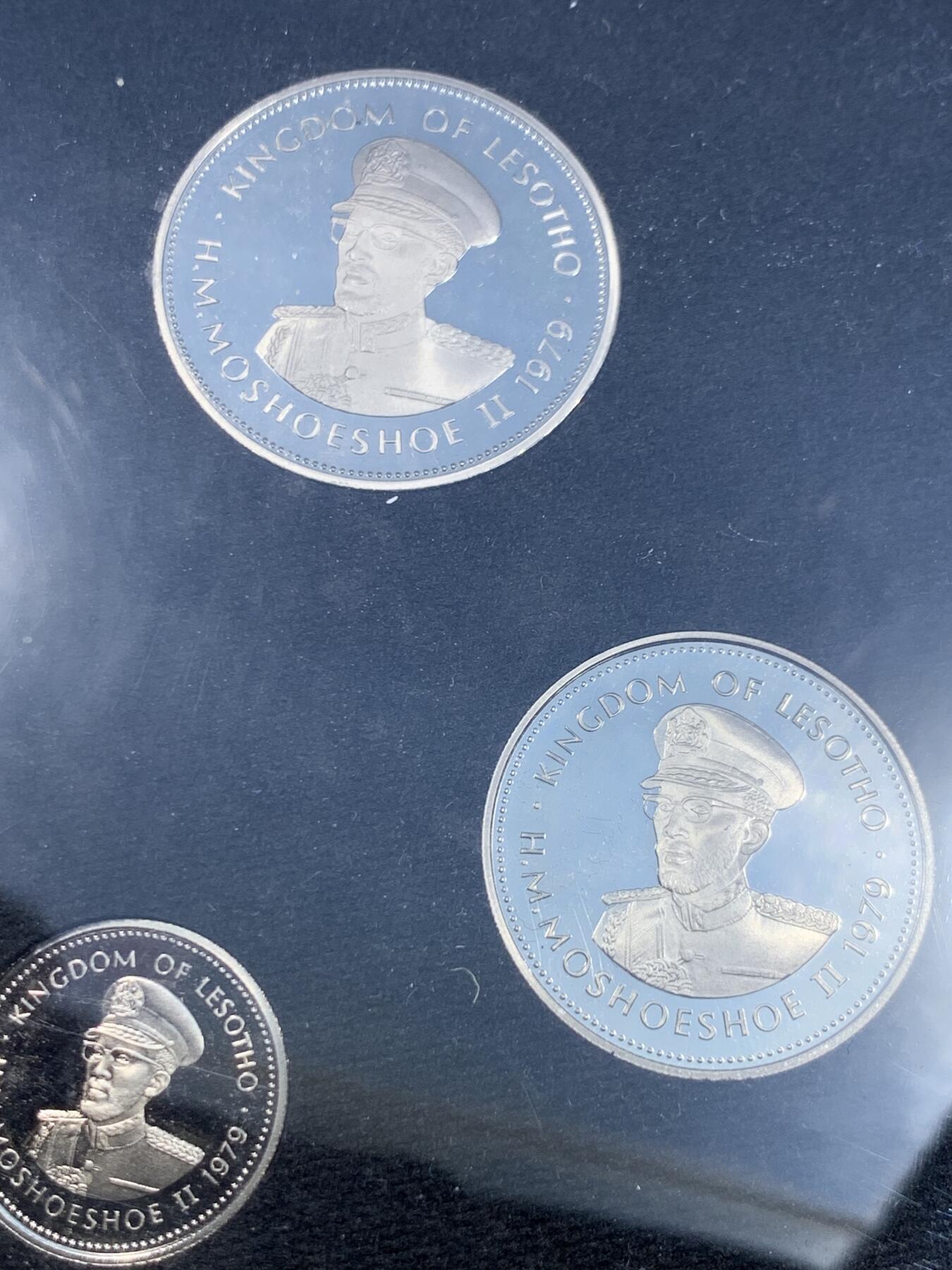 《竞宝斋》第482场 周日，周一 2场连拍 （全场包邮）20级店铺 欢迎送拍 莱索托1979年首套流通币套装，全套7枚，原装原盒，品相很美，莱索托建国首套货币，历史意义重大，非洲钱币收藏精品，成套少见。