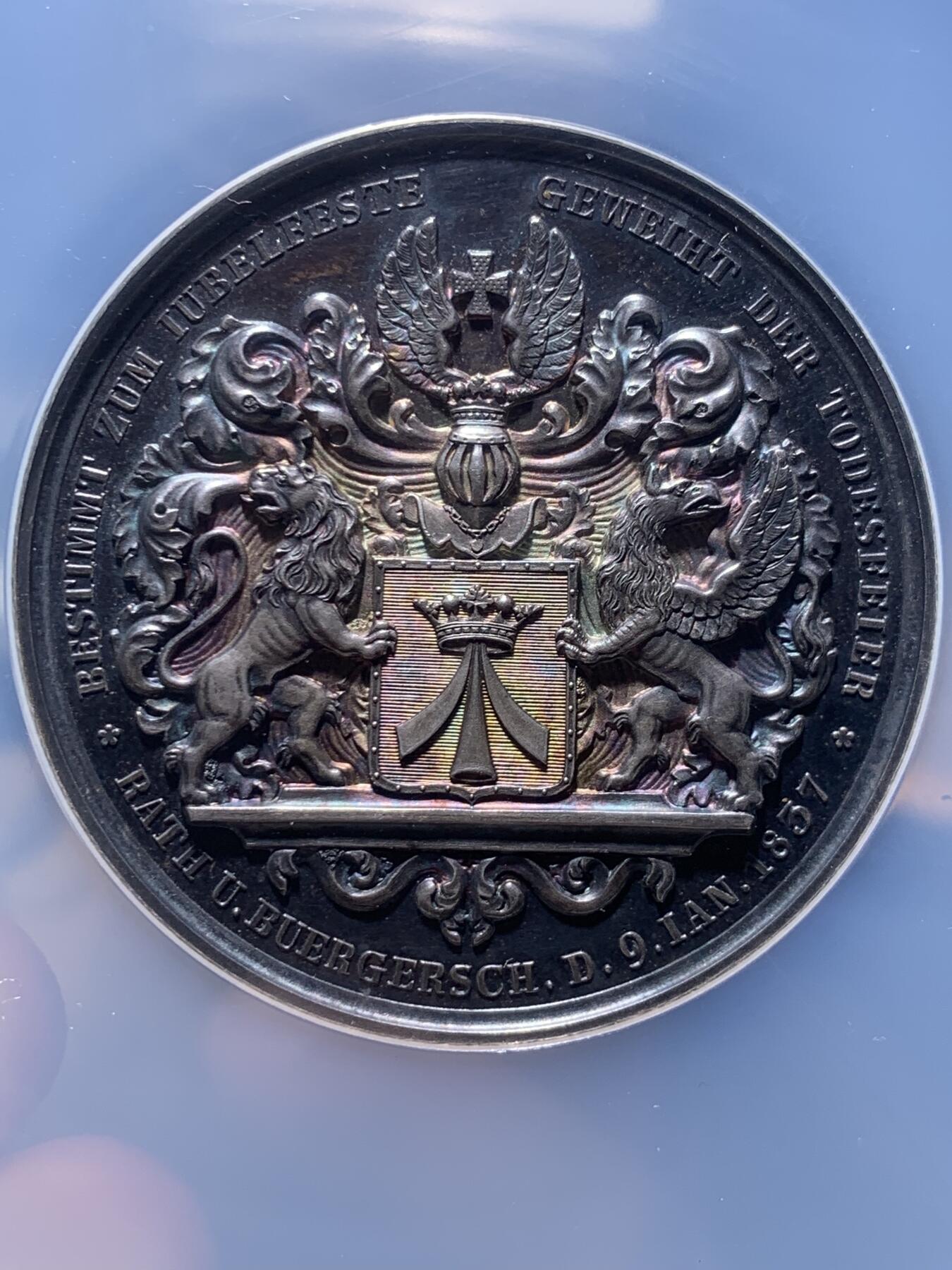 《竞宝斋》第482场 周日，周一 2场连拍 （全场包邮）20级店铺 欢迎送拍 NGC MS62 1837年德国为纪念著名教育家大卫·卢卡斯·屈厄尔（David Lucas Kühl）而制作的大银章，人物雕刻细腻传神，背面纹章图案华丽大气，特别是火烧云般的五彩艳丽包浆，赏心悦目，是一件难得的艺术品。加大盒封装