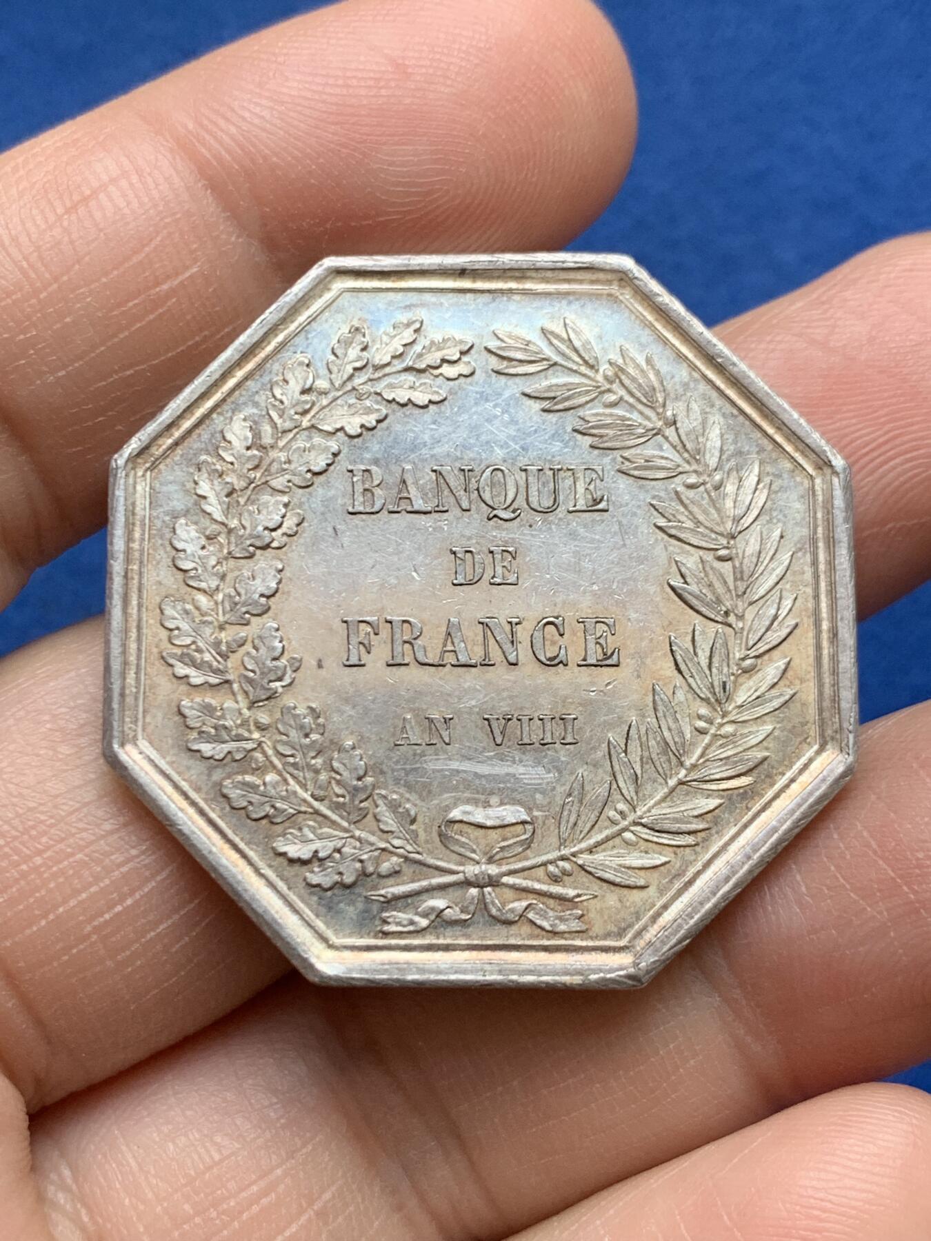 《竞宝斋》第482场 周日，周一 2场连拍 （全场包邮）20级店铺 欢迎送拍 早期法兰西银行八角银质代币 24.8克 36.4mm 手指银标