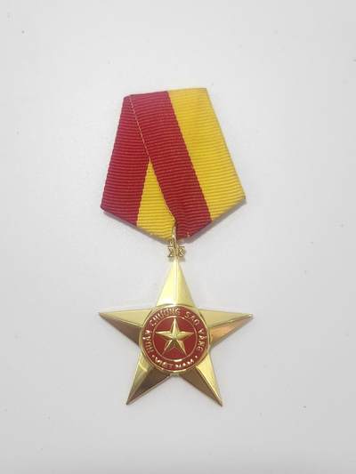 南水社第5次拍卖  越南金星勋章  1947年6月6日颁布第58/SL号令设立，并根据2003年11月26日通过的《竞赛表彰法》再次修订。金星勋章授予或追授给在越南共产党和越南人民的革命事业中有重大功勋和特别突出功绩的个人和做出突出贡献的集体。金星勋章授予和追授金星勋章的权力由国国家主席决定